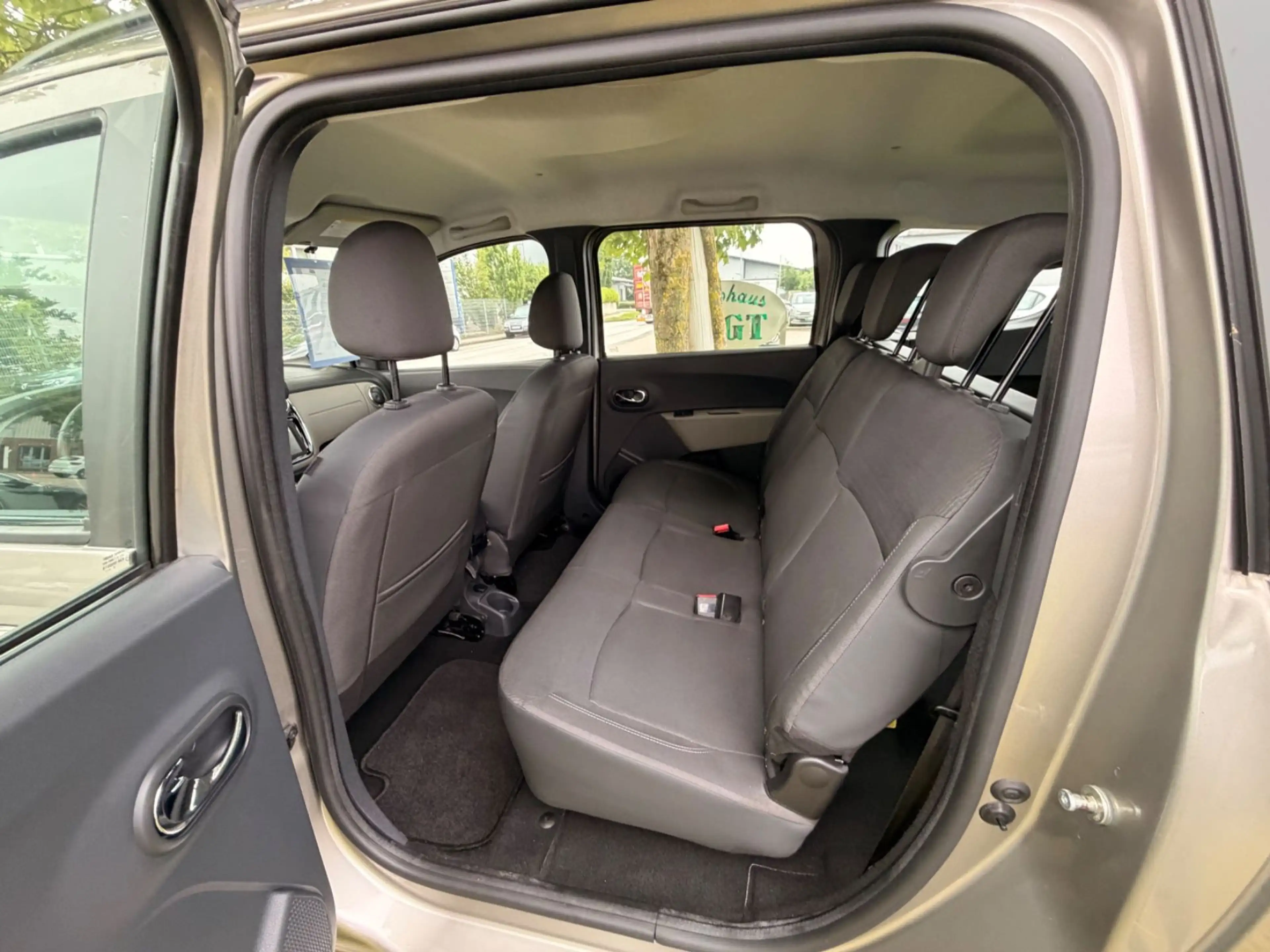 Dacia Lodgy Prestige KLIMA/AHK/TEMP/NAVI/PDC — photo 13