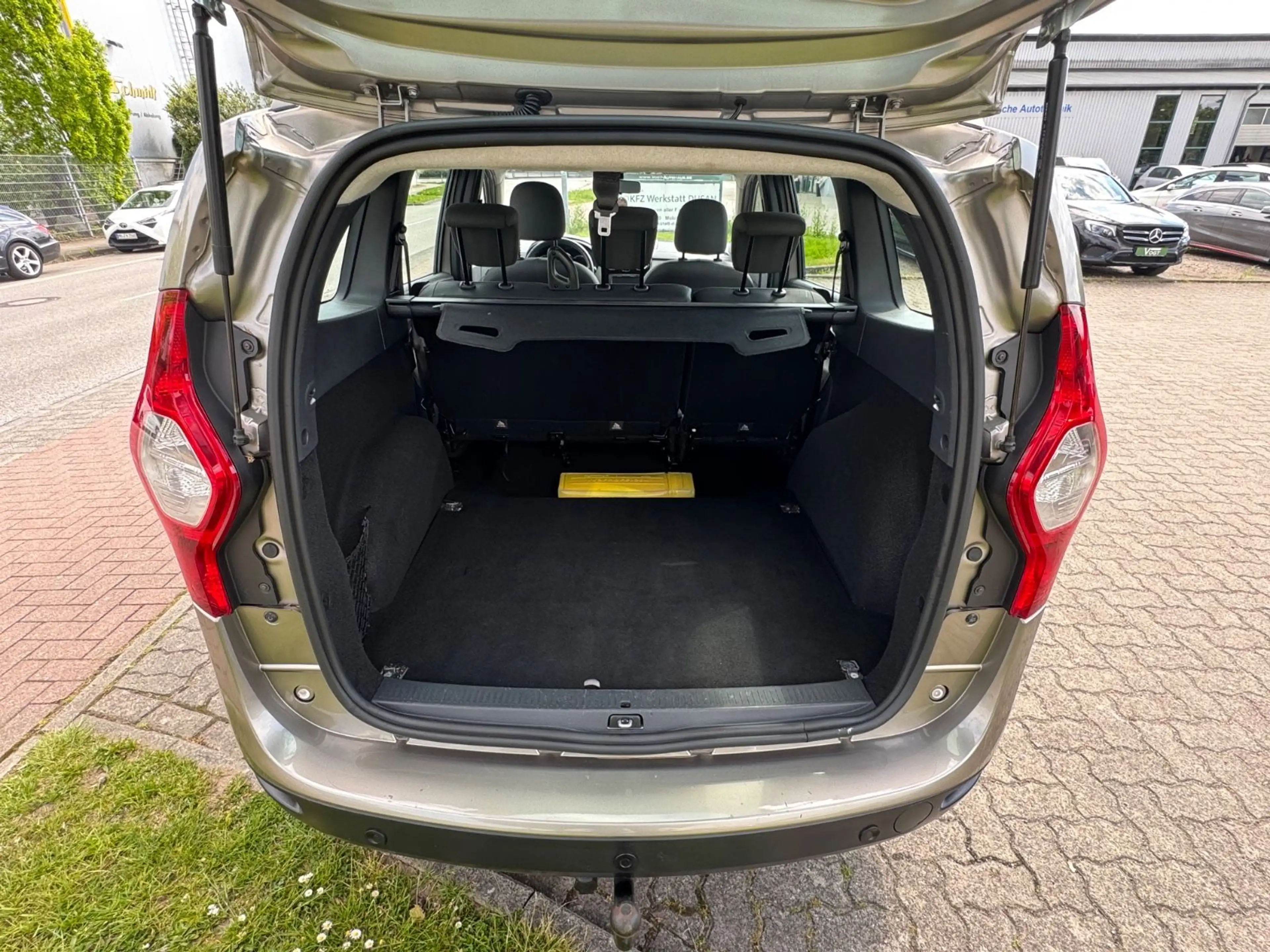 Dacia Lodgy Prestige KLIMA/AHK/TEMP/NAVI/PDC — photo 7