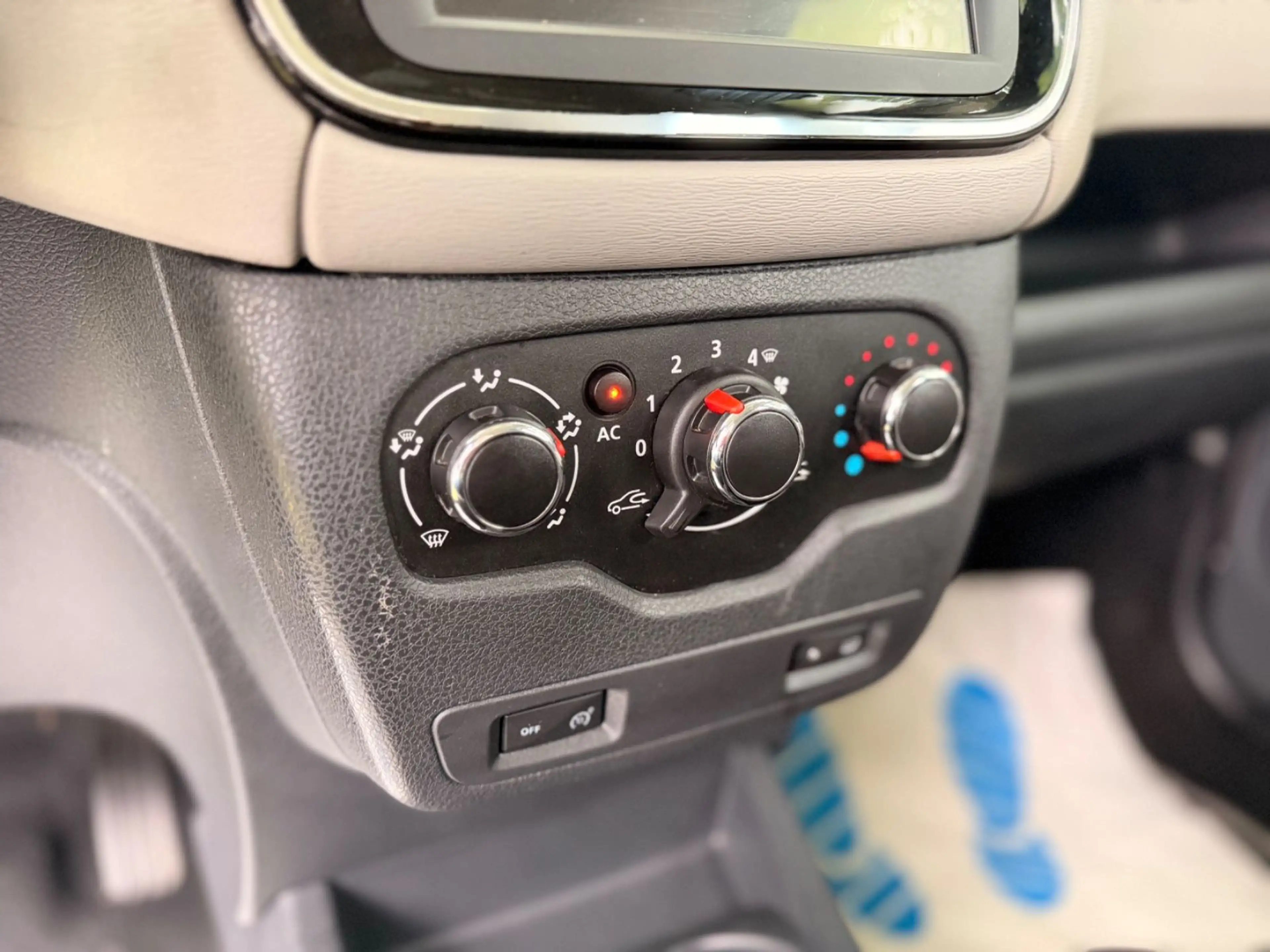 Dacia Lodgy Prestige KLIMA/AHK/TEMP/NAVI/PDC — photo 15