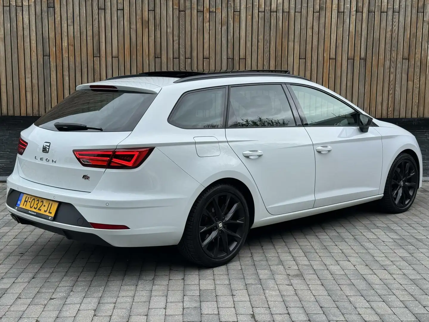 SEAT Leon ST 1.5 TSI FR Ultimate Edition Black Automaat | Pa Blanc - 2