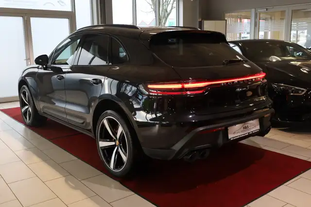 Porsche Macan view 3