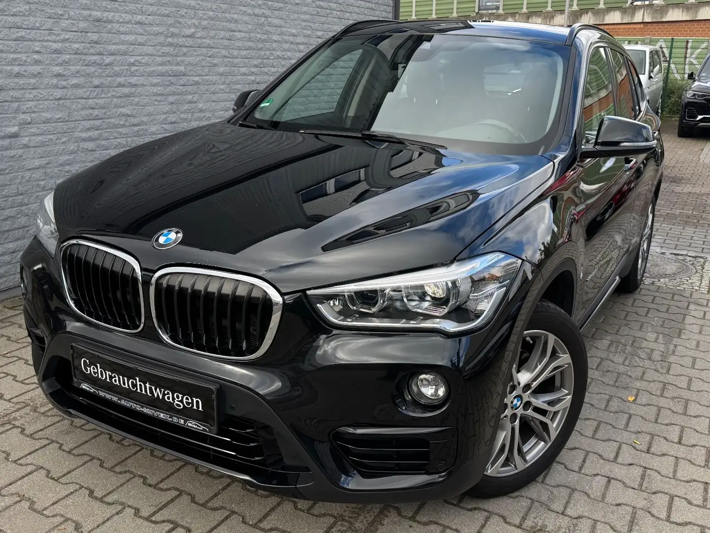 BMW X1 xDrive 20 i Sport Line LED NAVI LEDER Schwarz - 1