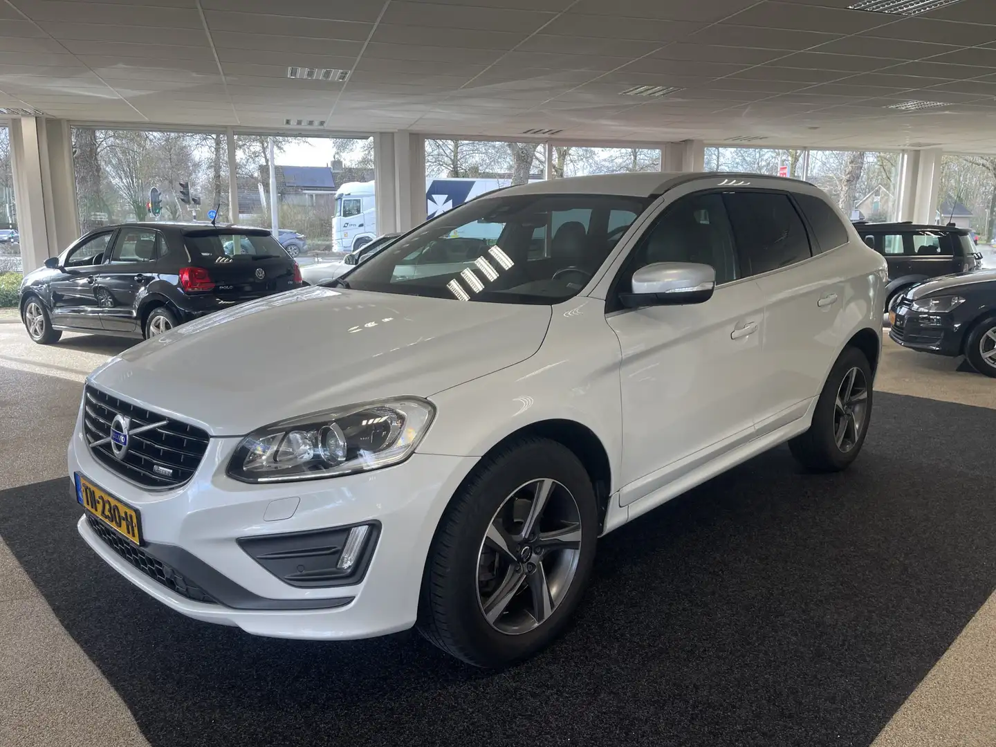 Volvo XC60 2.0 D4 FWD R-Design voor nog jaren rijplezier Biały - 1