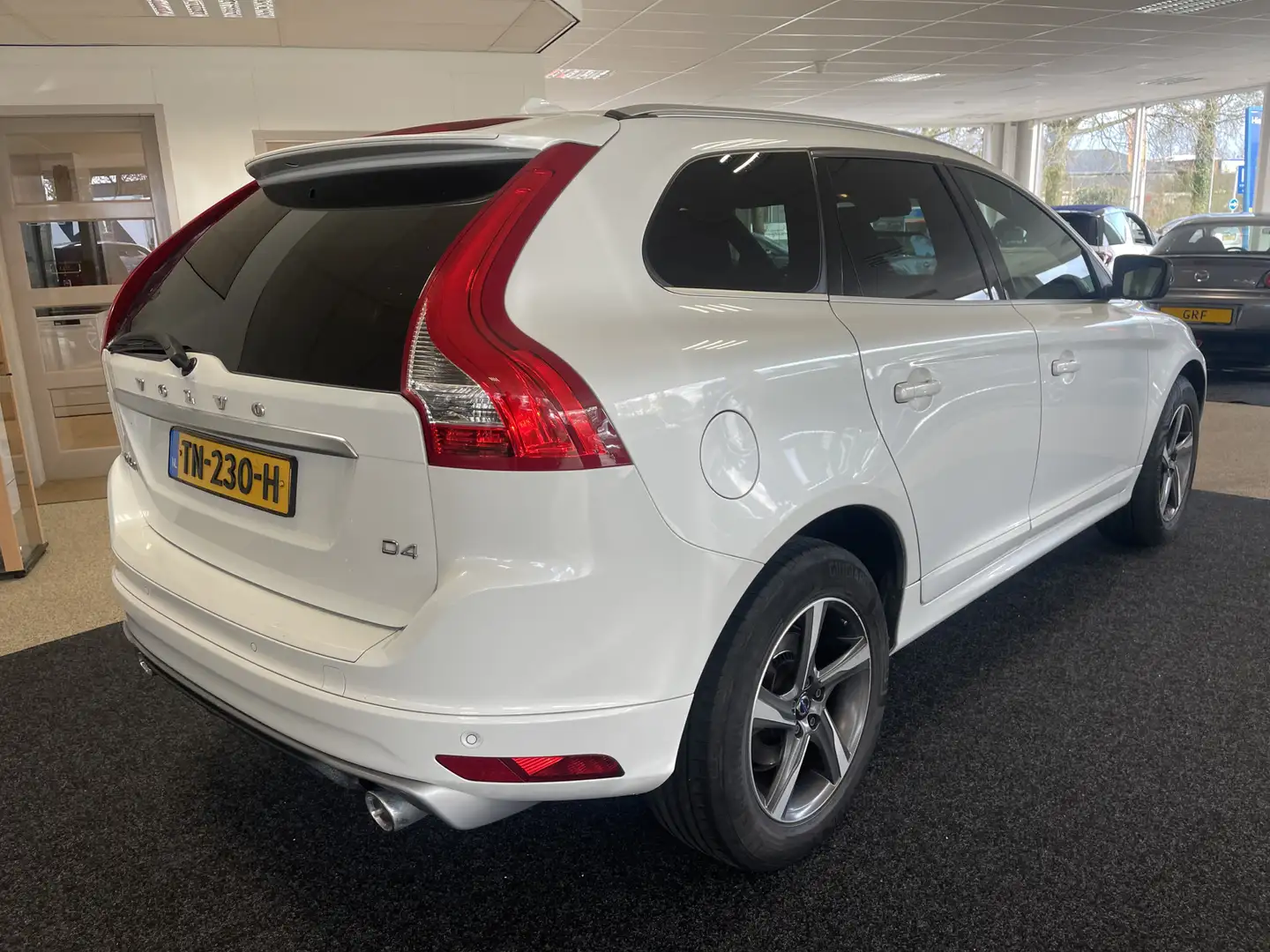 Volvo XC60 2.0 D4 FWD R-Design voor nog jaren rijplezier Biały - 2
