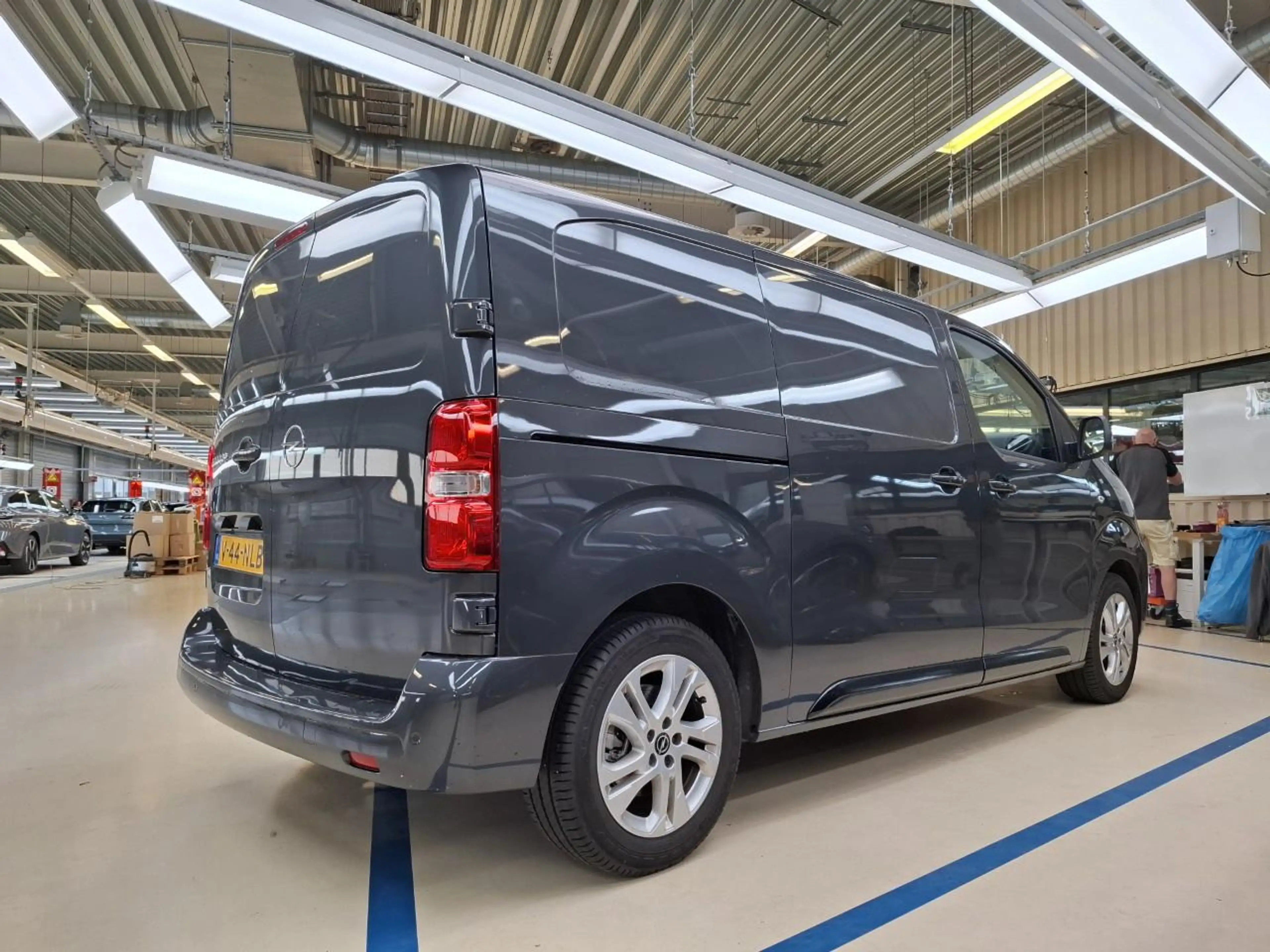 Opel Vivaro-e Electric L2 75 kWh | 11 kW boordlader | Comfort Pa — photo 3