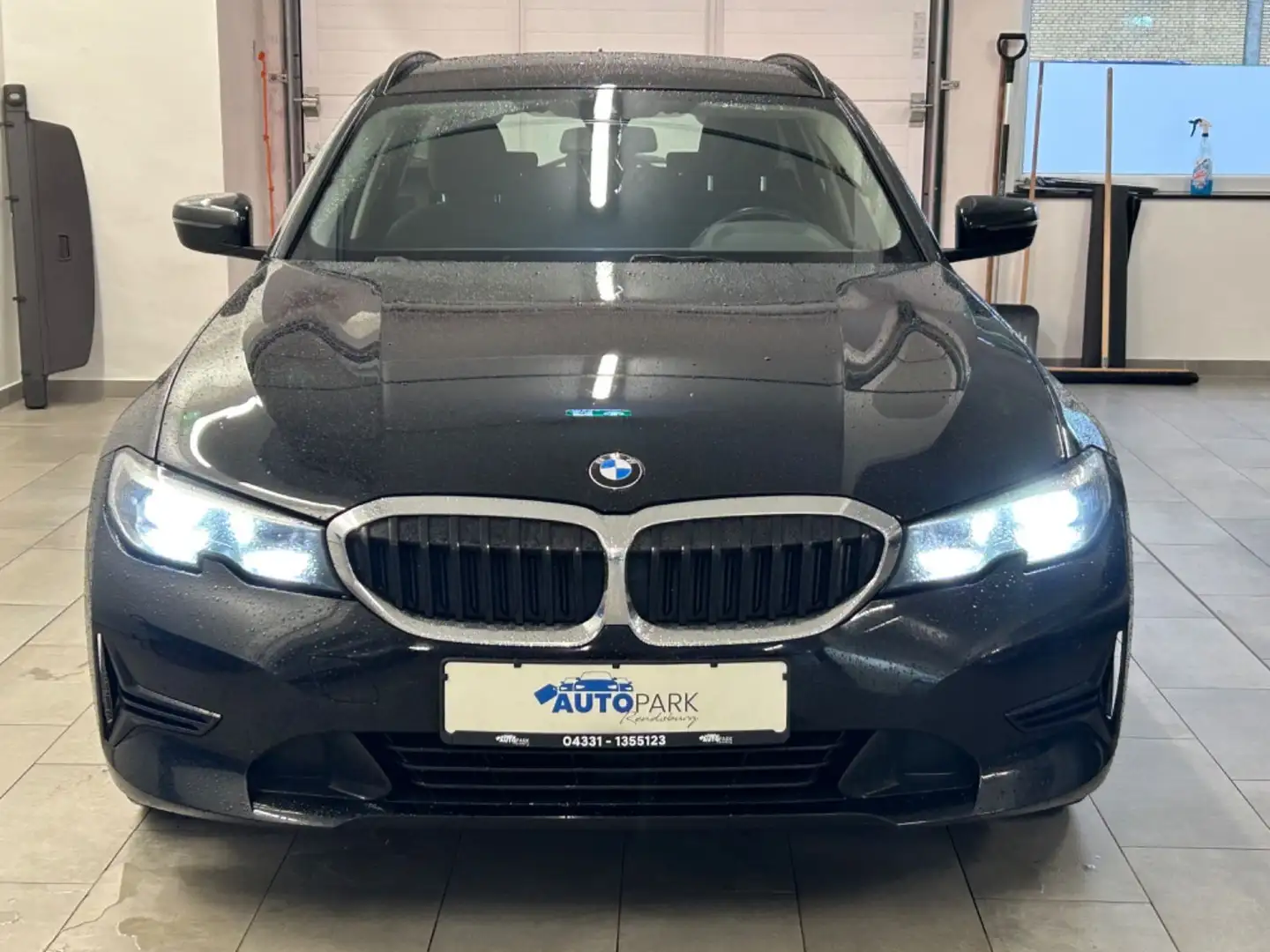 BMW 318 d Touring *Navi *Automatik *LED * Schwarz - 2