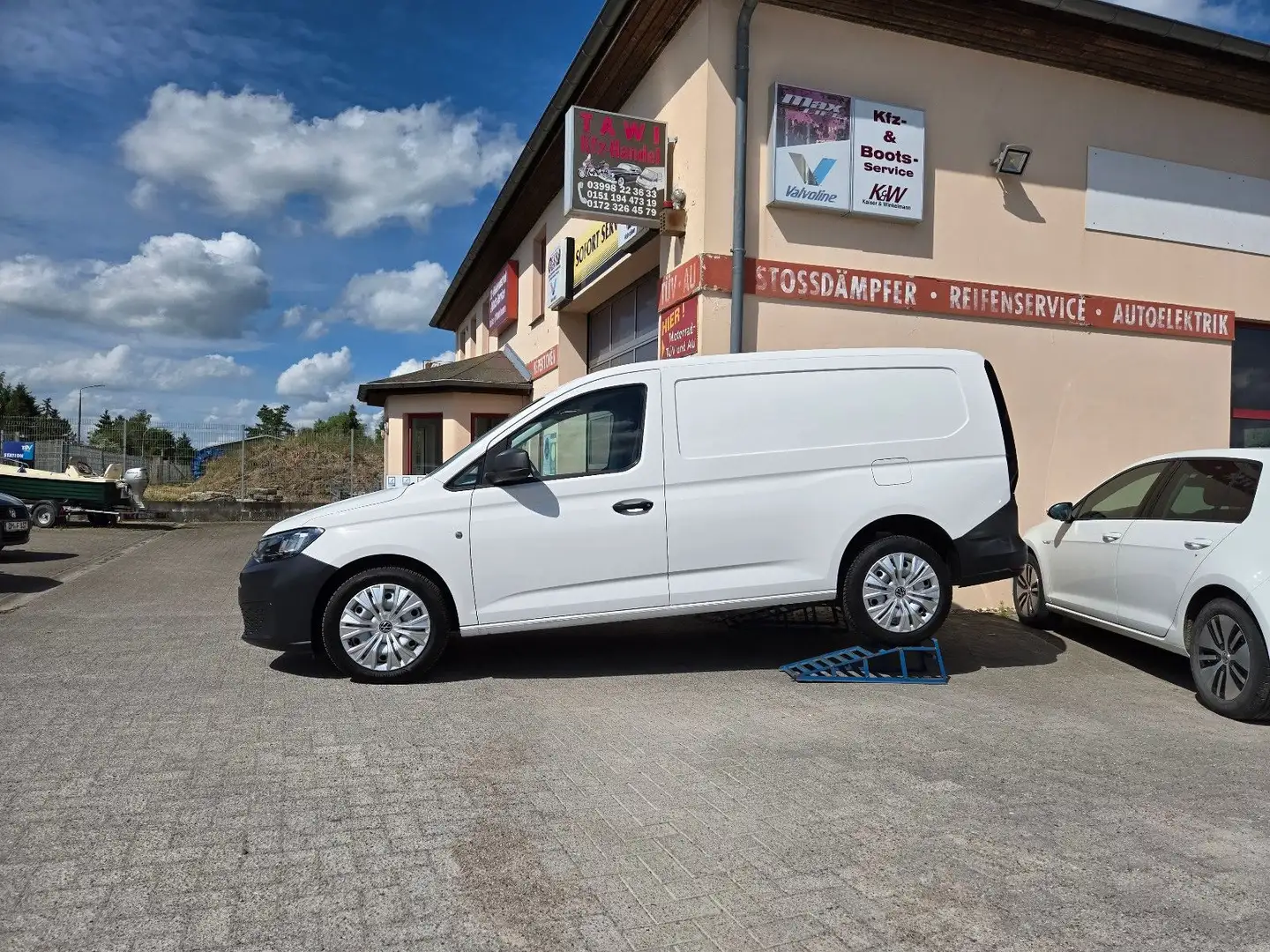 Volkswagen Caddy Cargo Basis Maxi**1.Hand**65Tkm** Weiß - 2