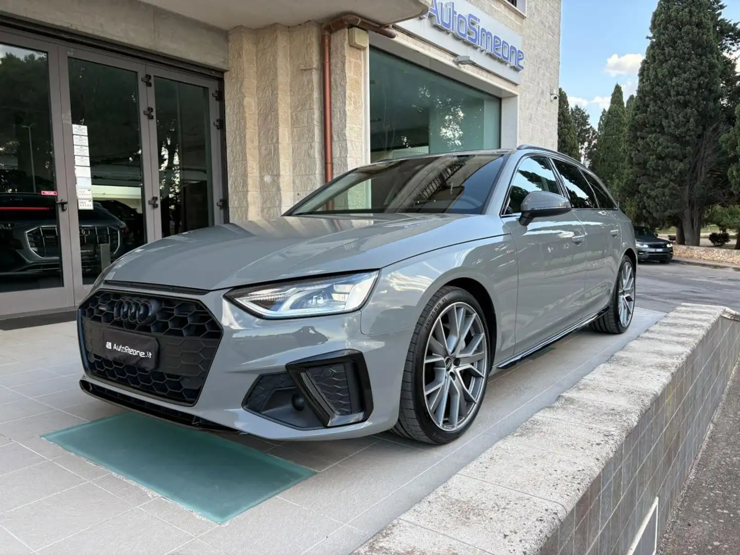 Audi A4 Avant 40 2.0 TDI quattro S tronic S line edition. Grau - 1