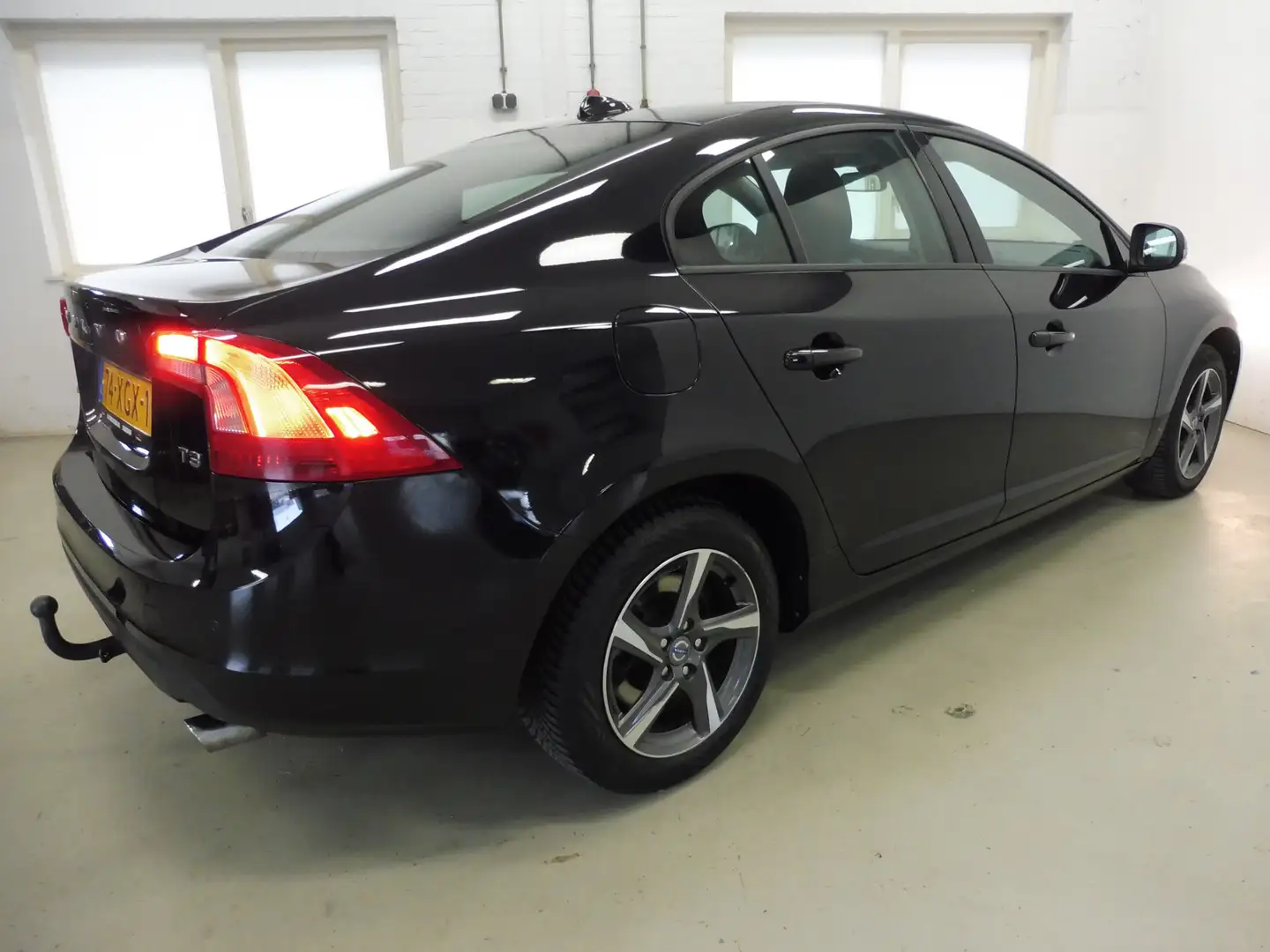 Volvo S60 1.6 T3 Kinetic Trekhaak | Cruise | Navi | LMV | 15 Schwarz - 2