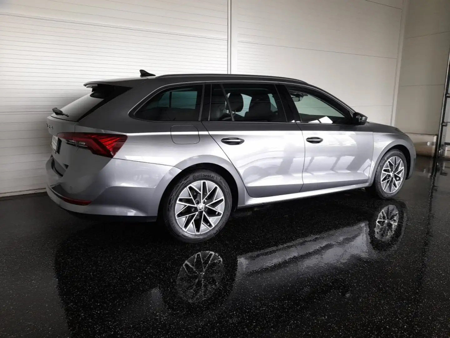Skoda Octavia Combi TOUR 2,0 TDI DSG *SKY / VOLL-LED MIT FLA / 17 ZOLL / VIRTUELL / NAVI / AHV / E-KLAPPE / KEYLESS* Grau - 2