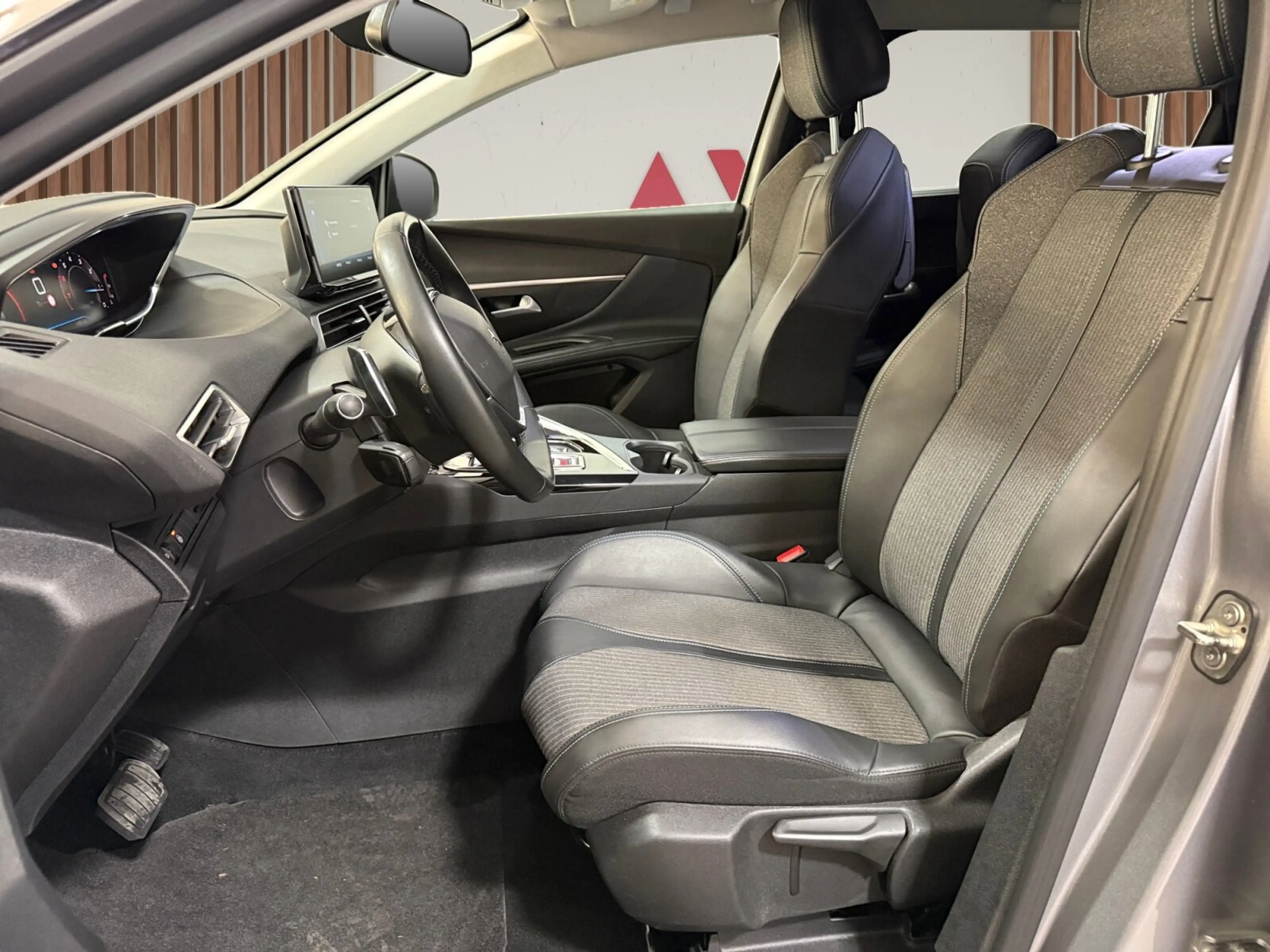 Peugeot 5008 Allure 1.2 PureTech EAT8 ** Navi/Carplay | Keyl... — photo 12