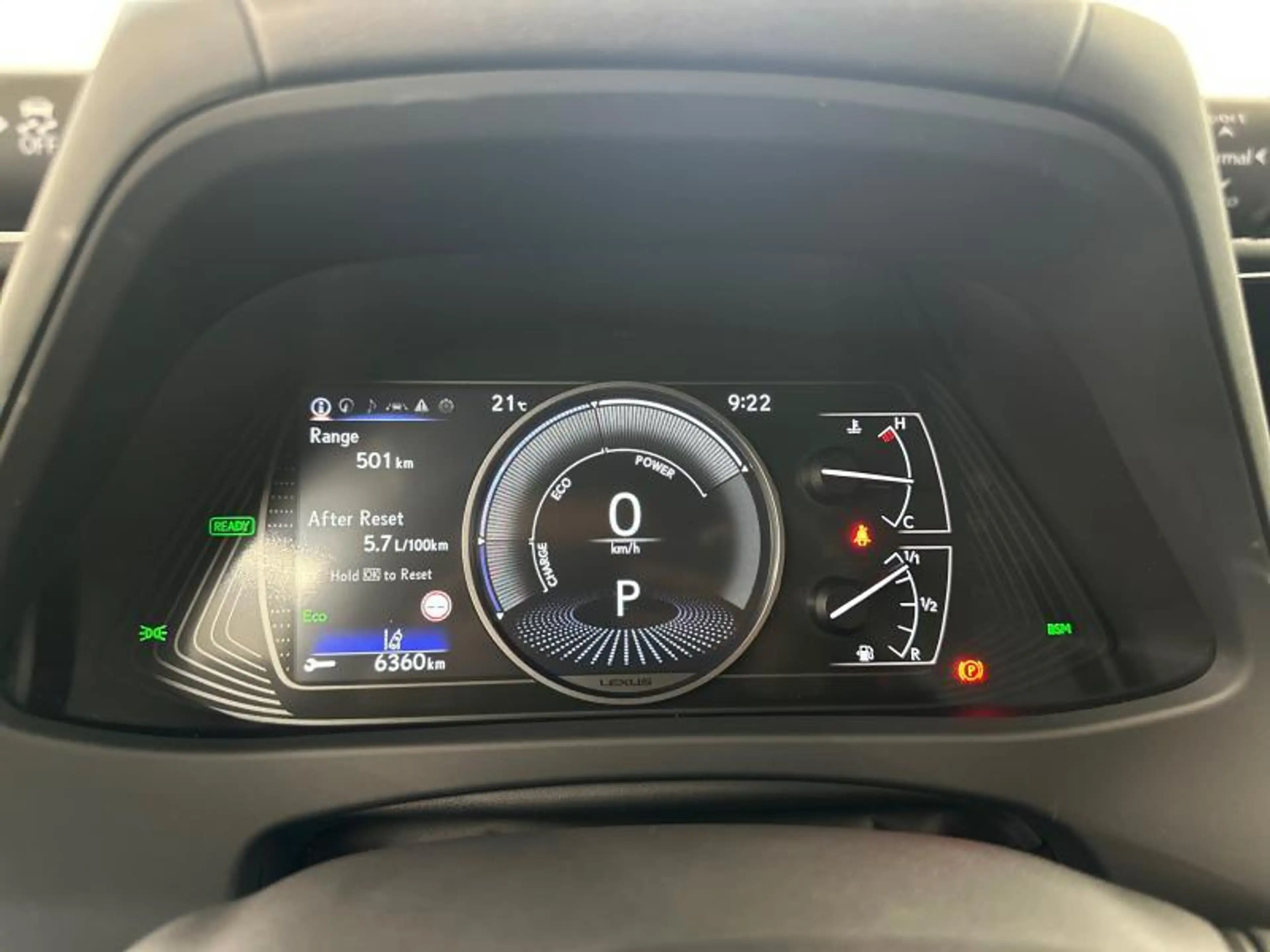 Lexus UX 250h F Sport Design BiTone 184pk + Winter Pack — photo 14