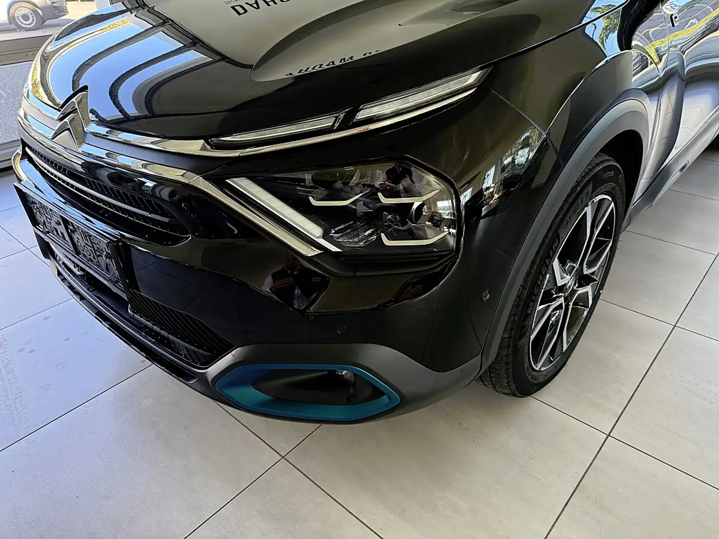 Citroen C4 e-C4 136 50kWh Shine Schwarz - 2