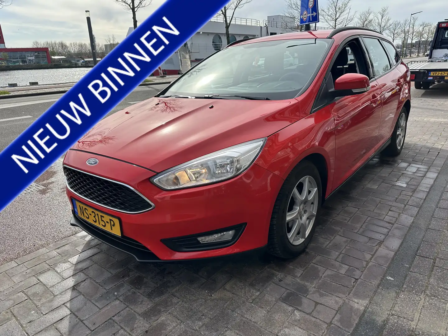 Ford Focus Wagon 1.5 TDCI Lease Edition navigatie airco inc b Red - 1
