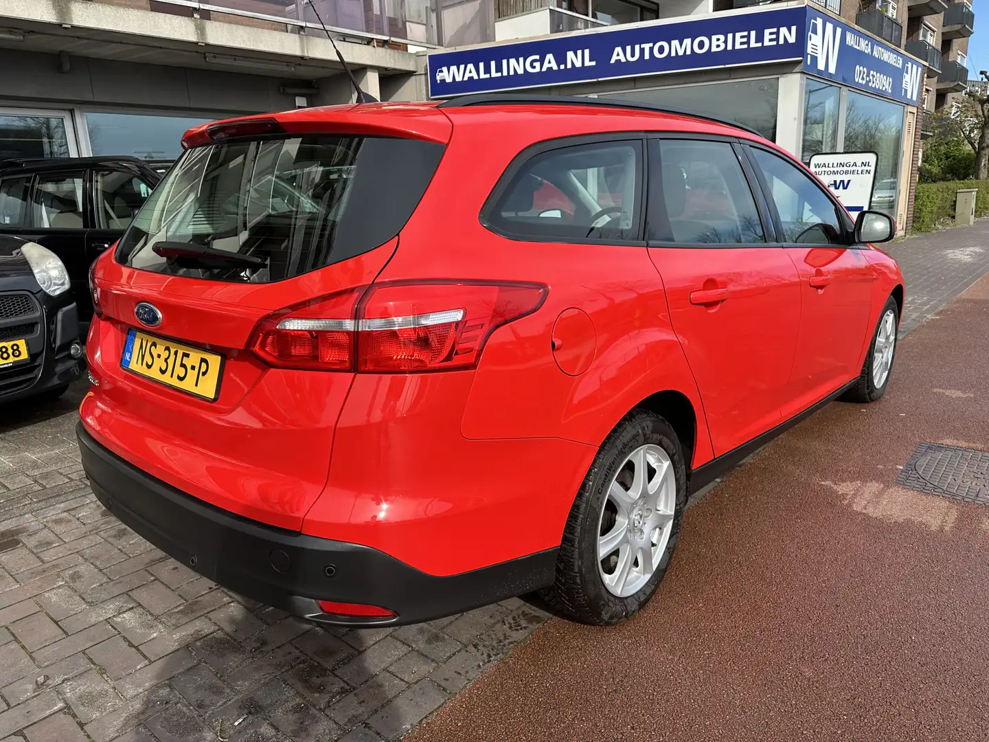 Ford Focus Wagon 1.5 TDCI Lease Edition navigatie airco inc b Red - 2