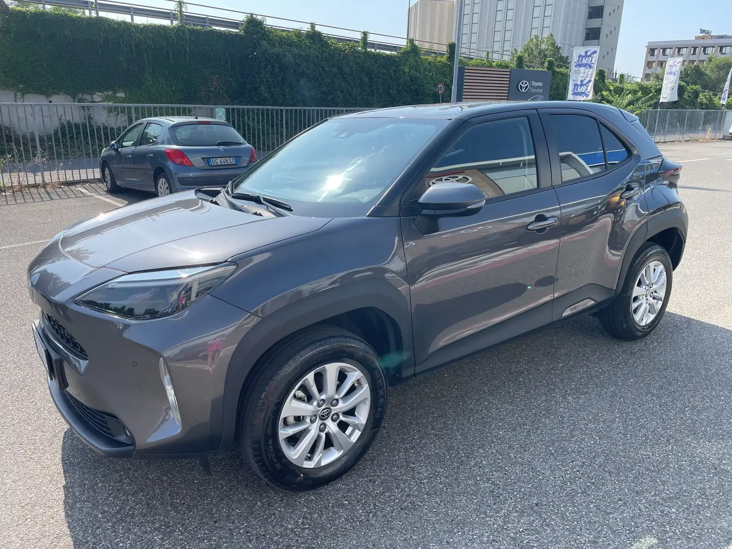 Toyota Yaris Cross 1.5 Hybrid 5p. Business Grijs - 1