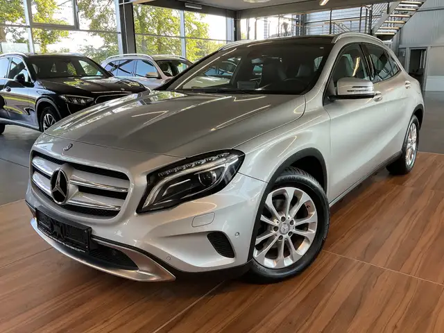 Mercedes-Benz GLA 180 GLA 180 Score KAMERA/GARMIN/PANORAMA/BiXENON