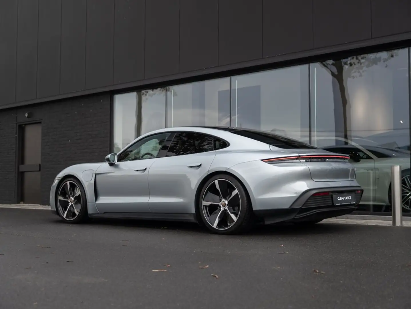 Porsche Taycan PERF.BAT+/SPORTDESIGN/21"/AIR/PDLS+/CHRON/PANO/18W Silber - 2