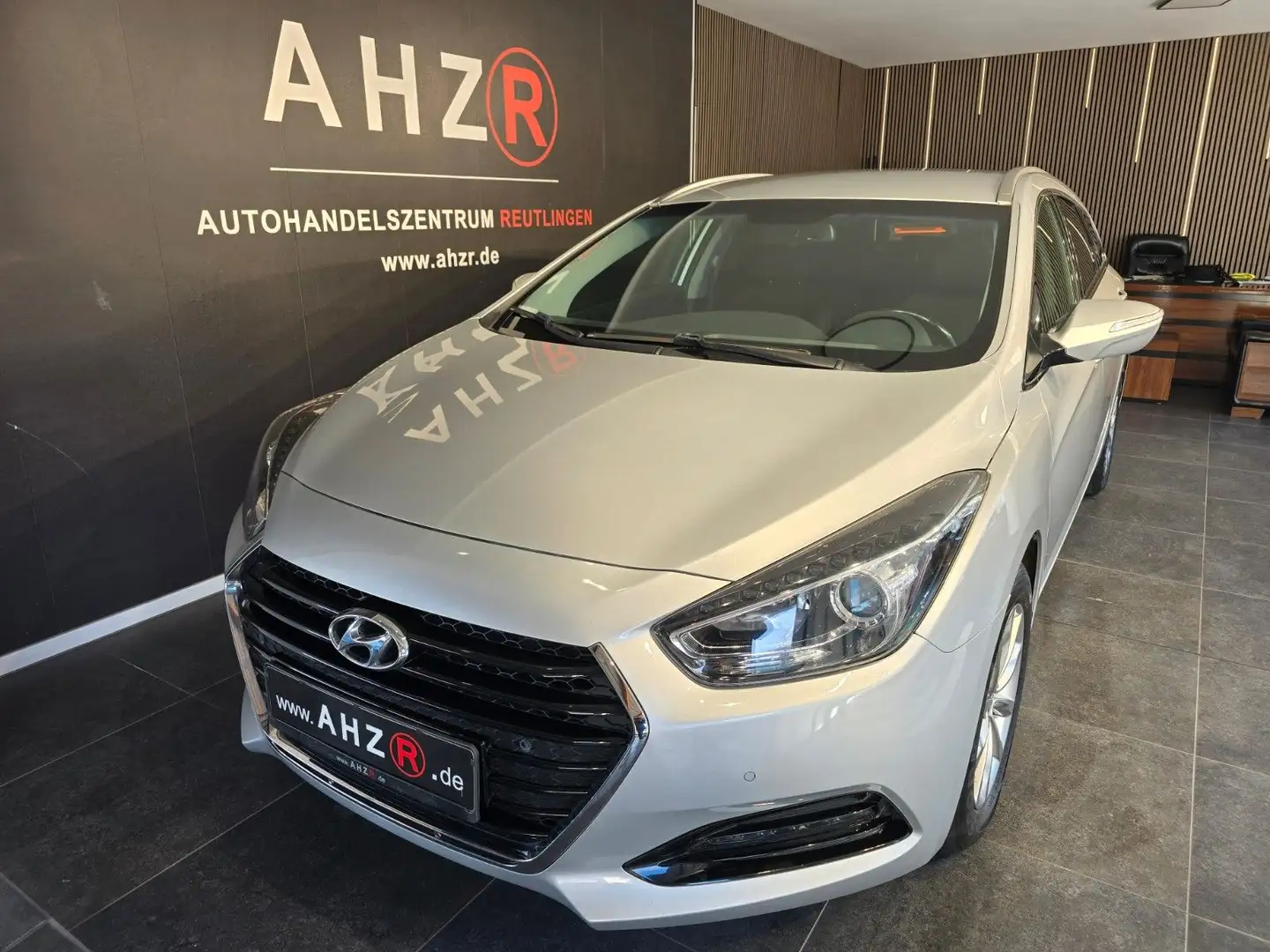 Hyundai i40 cw blue Trend*1.HAND*NAVI*TEMPO*LED*SHZ Silber - 1