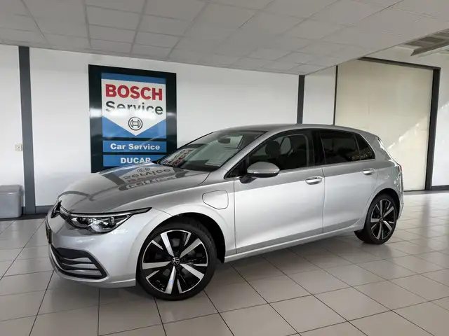 Volkswagen Golf 1.4 eHybrid Style Navigatie / Carplay / Sfeerverli