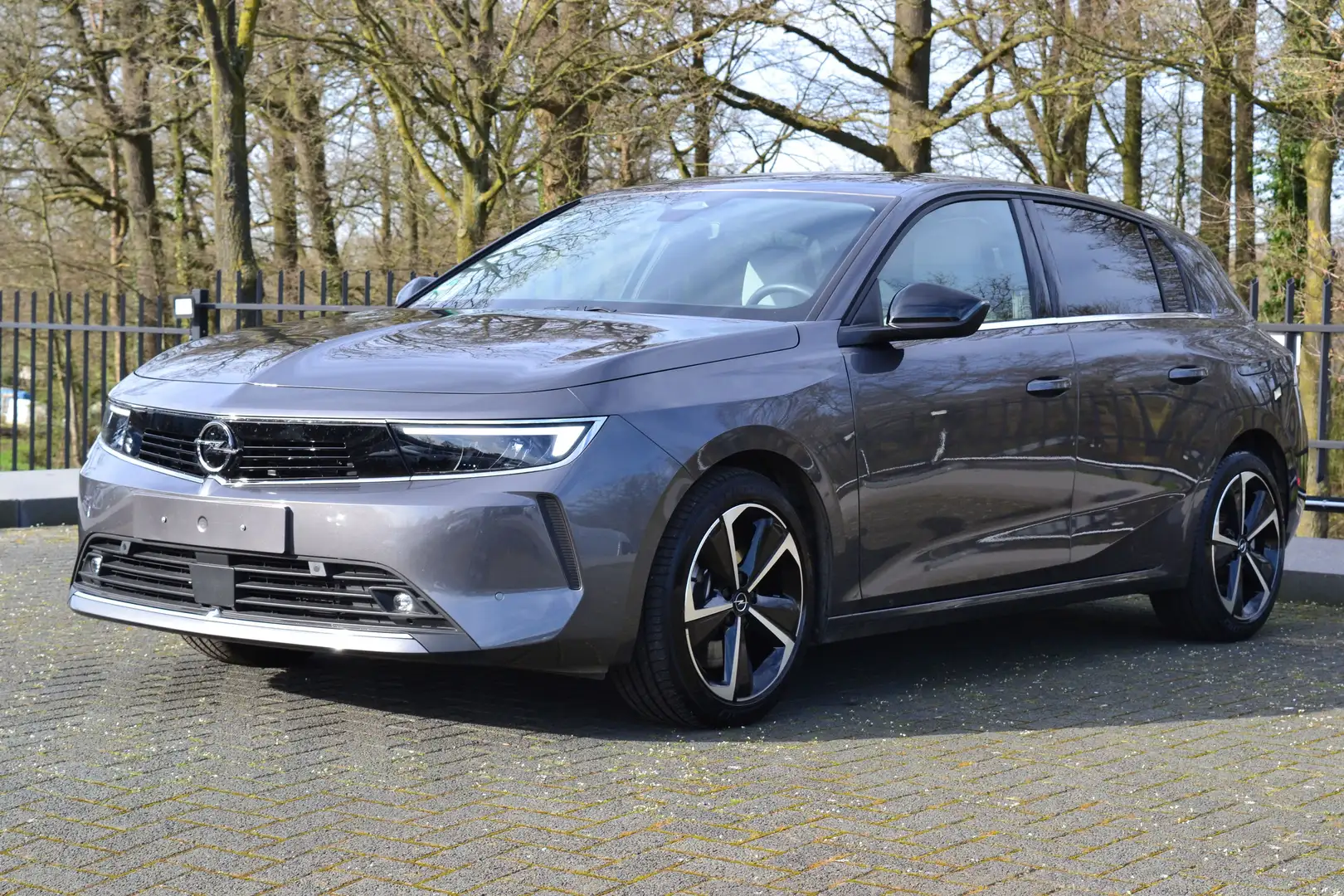 Opel Astra 1.6 Turbo Elegance Plug-in Hybrid Grijs - 1
