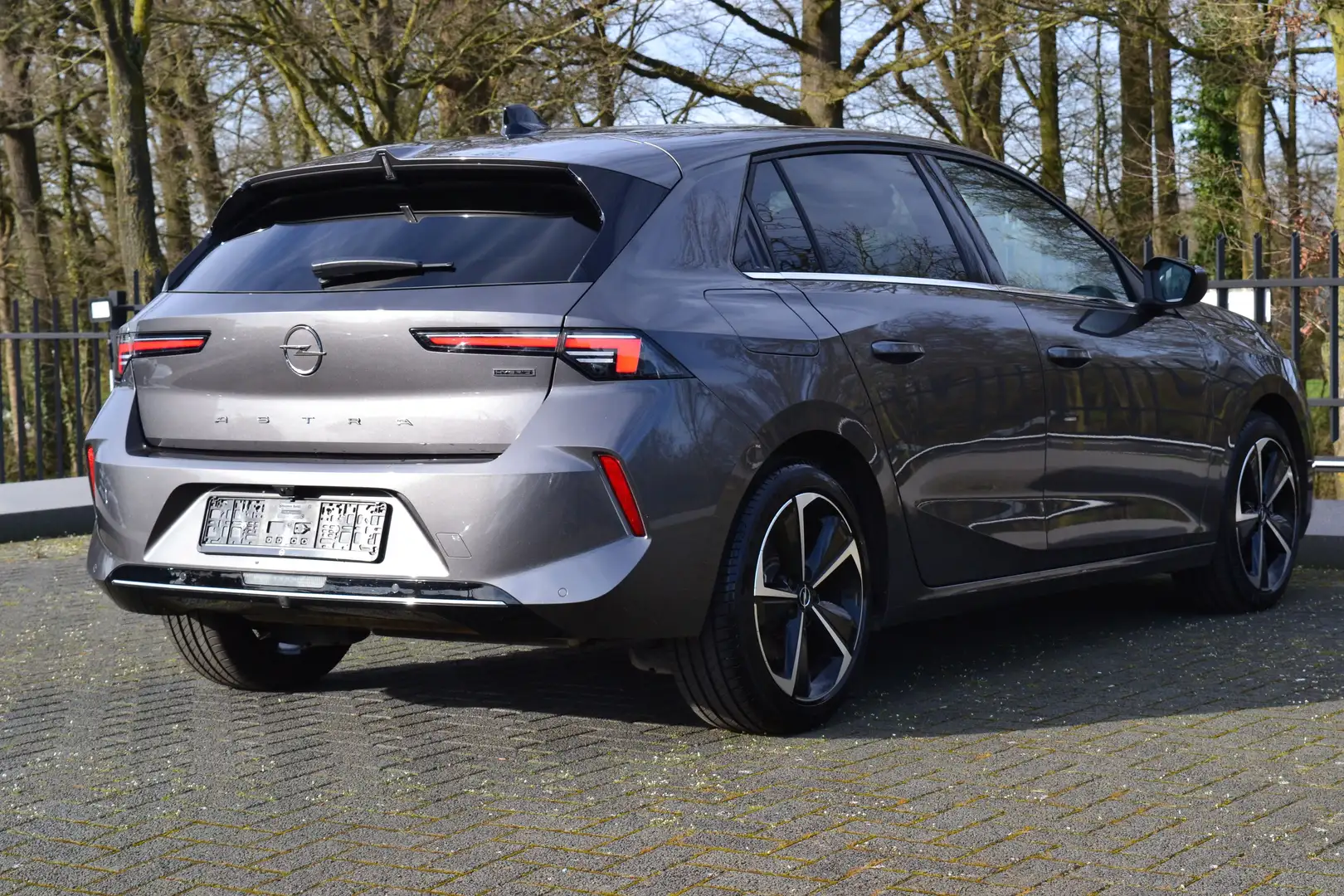 Opel Astra 1.6 Turbo Elegance Plug-in Hybrid Grijs - 2