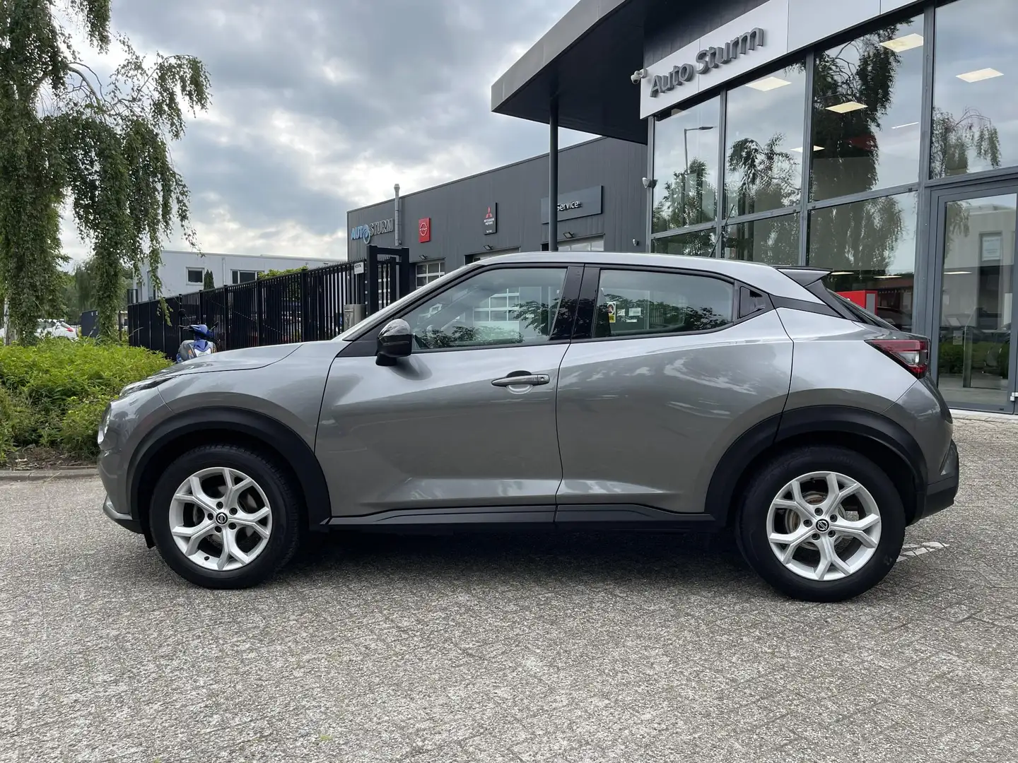 Nissan Juke 1.0 DIG-T Acenta Grijs - 2
