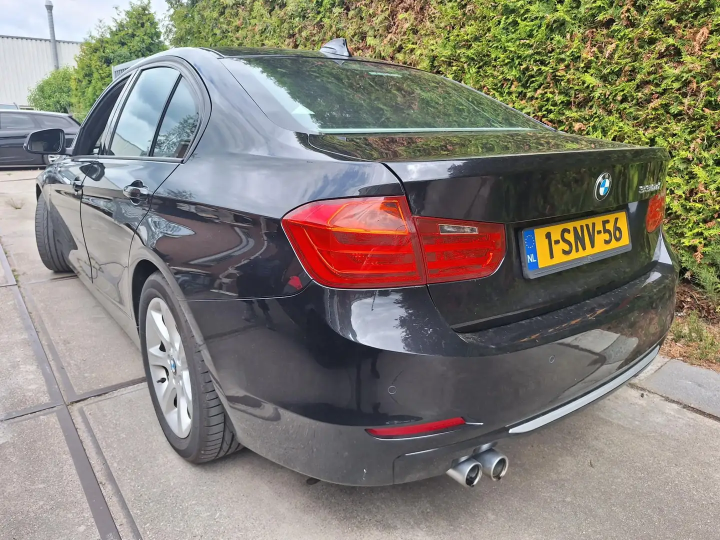BMW 330 3-serie 330d High Executive Zwart - 2