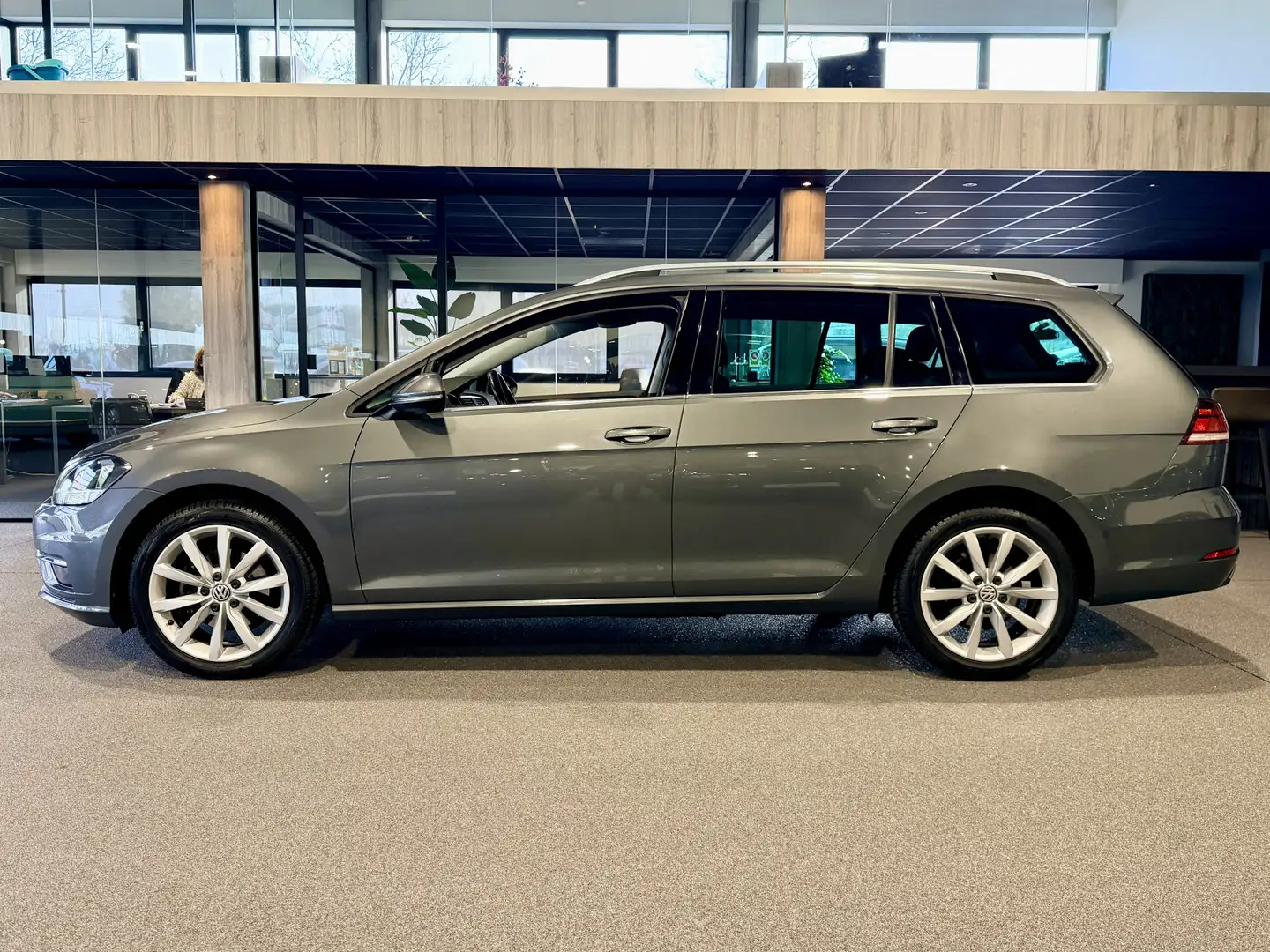 Volkswagen Golf Variant 1.0 TSI Highline Navigatie | Stoelverwarming | Mas Grau - 2