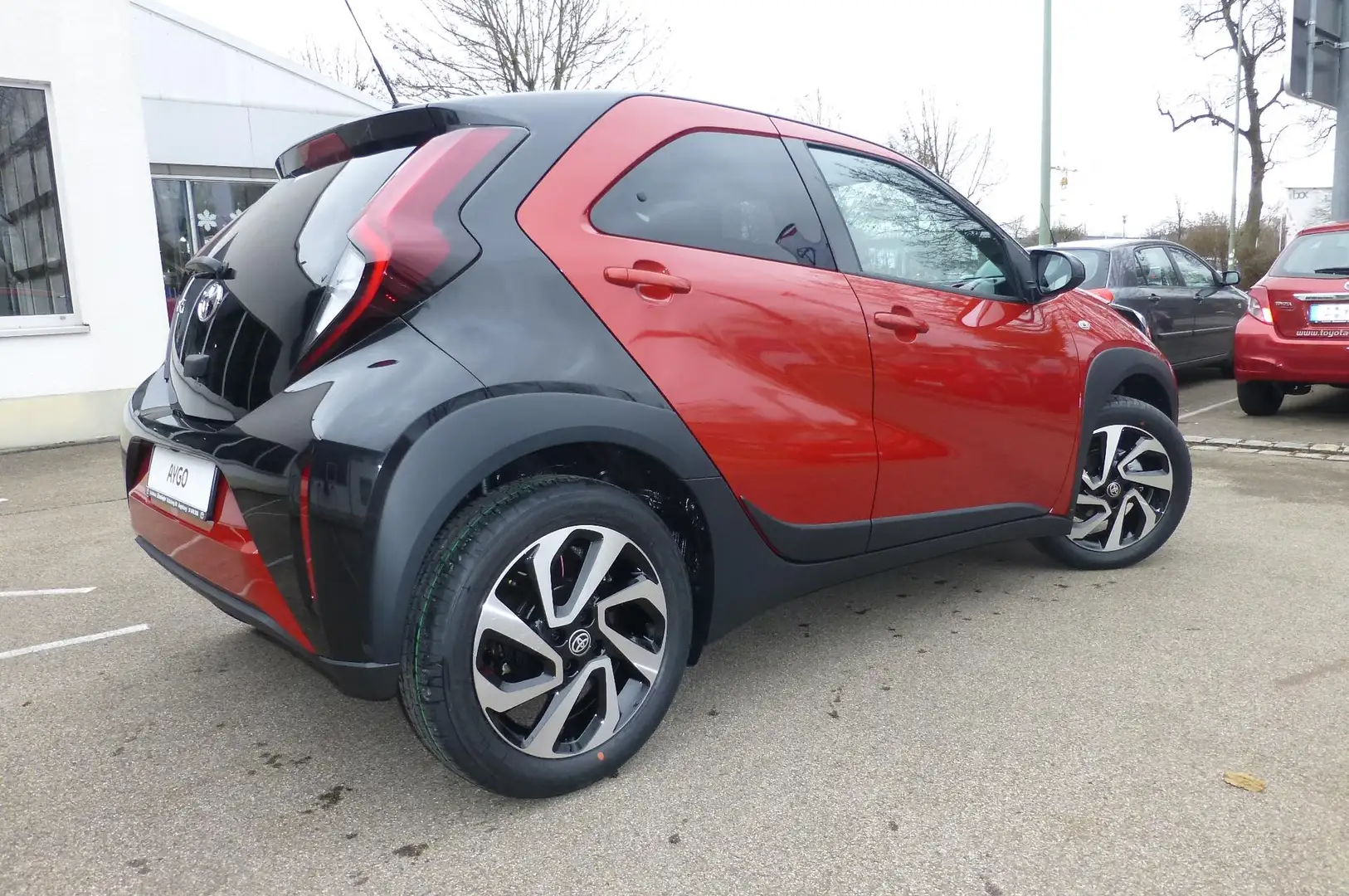 Toyota Aygo X Pulse 1.0 VVT-i - Automatik 53 kW (72 PS), Vari... Rood - 2