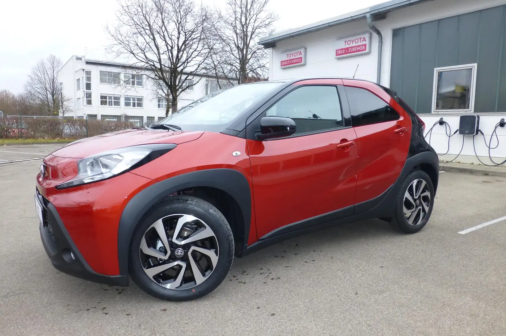 Toyota Aygo X Pulse 1.0 VVT-i - Automatik 53 kW (72 PS), Vari... Rood - 1