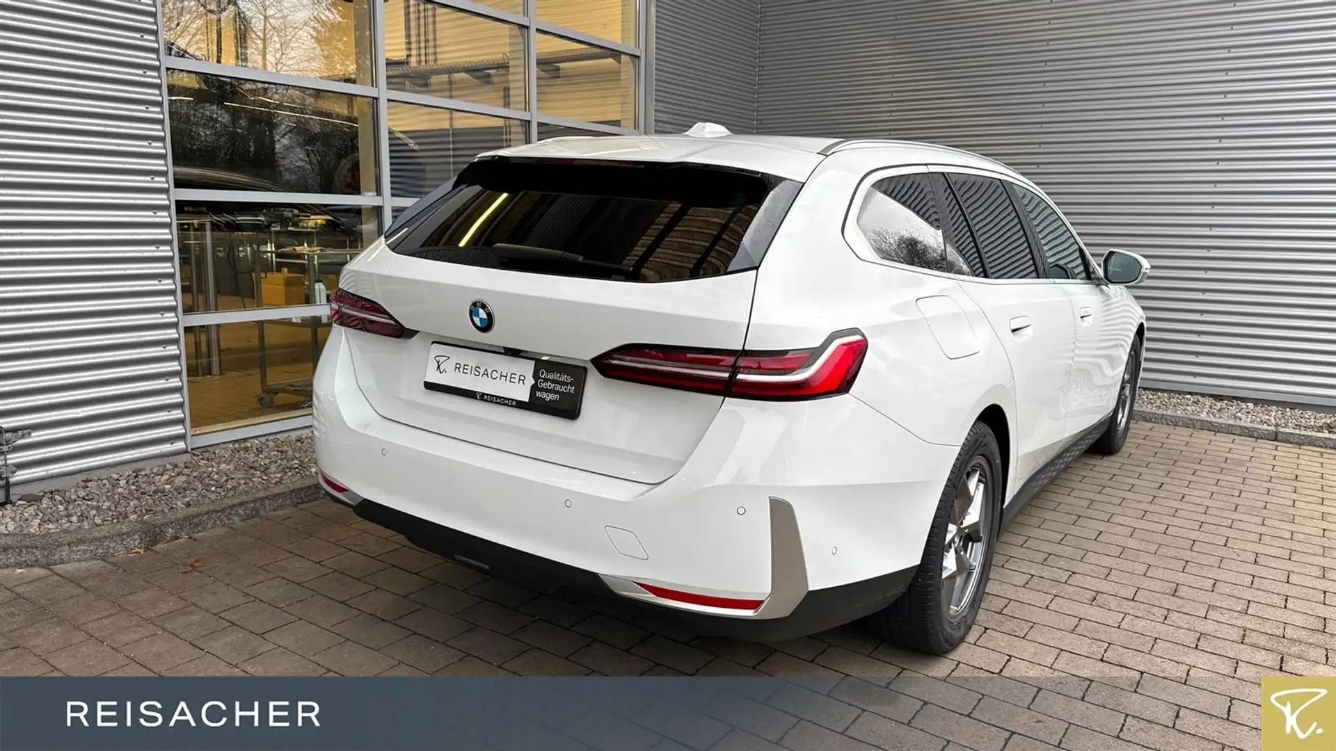 BMW 520 dA Touring Navi AHK RüKa adLED H&K MemSi Weiß - 2