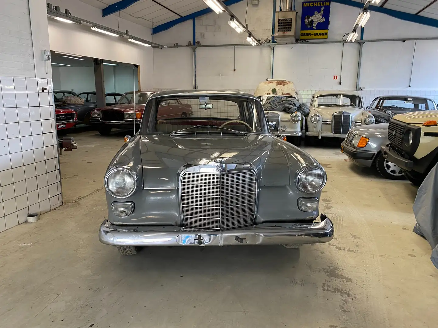 Mercedes-Benz 190 W110 190C Szary - 2