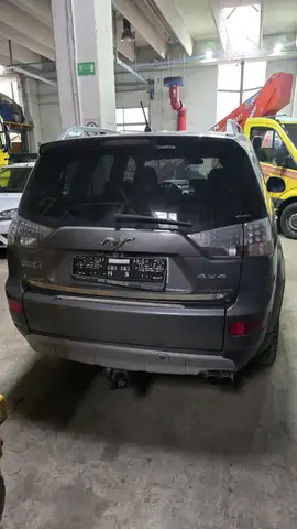 Mitsubishi Outlander view 9