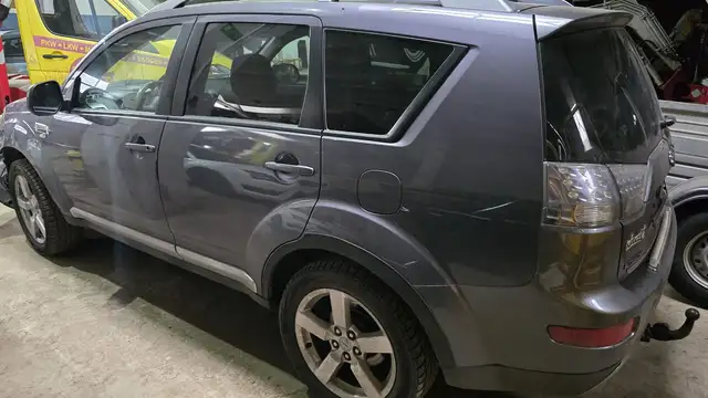 Mitsubishi Outlander view 5