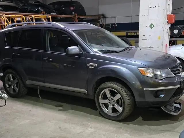 Mitsubishi Outlander view 2