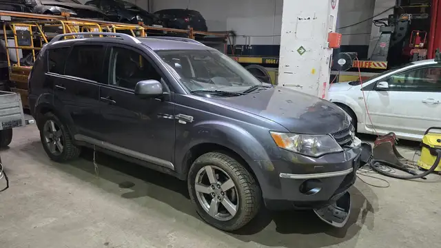 Mitsubishi Outlander view 3