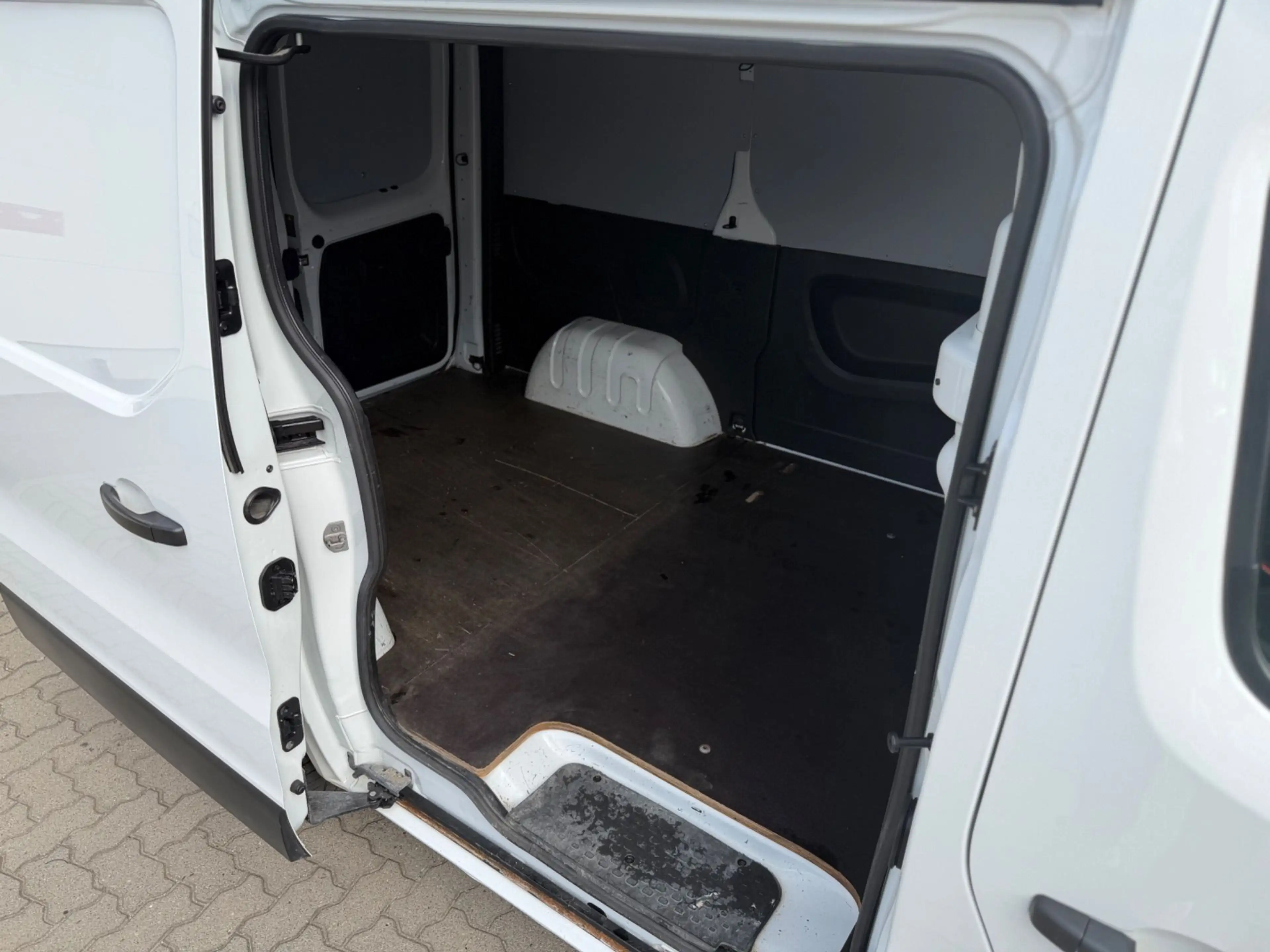 Nissan NV300 NV300 2,7t dCi 145 L1H1 AHK — photo 7