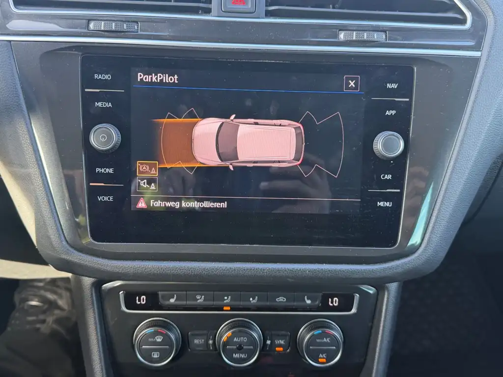 Volkswagen Tiguan Sound | LED | AHK | Dynaudio | Spurass Bild 13