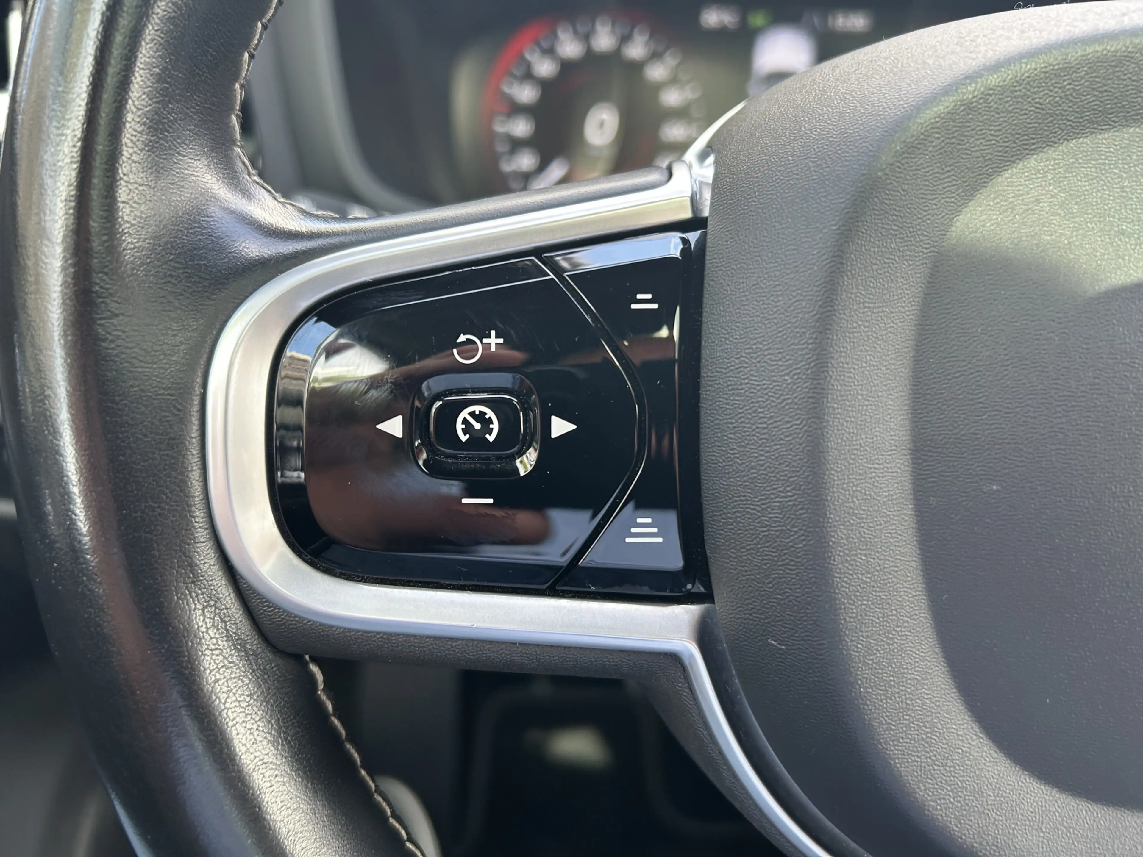 Volvo V60 2.0 T8 Twin Engine AWD R-Design Black Edition 390 — photo 12