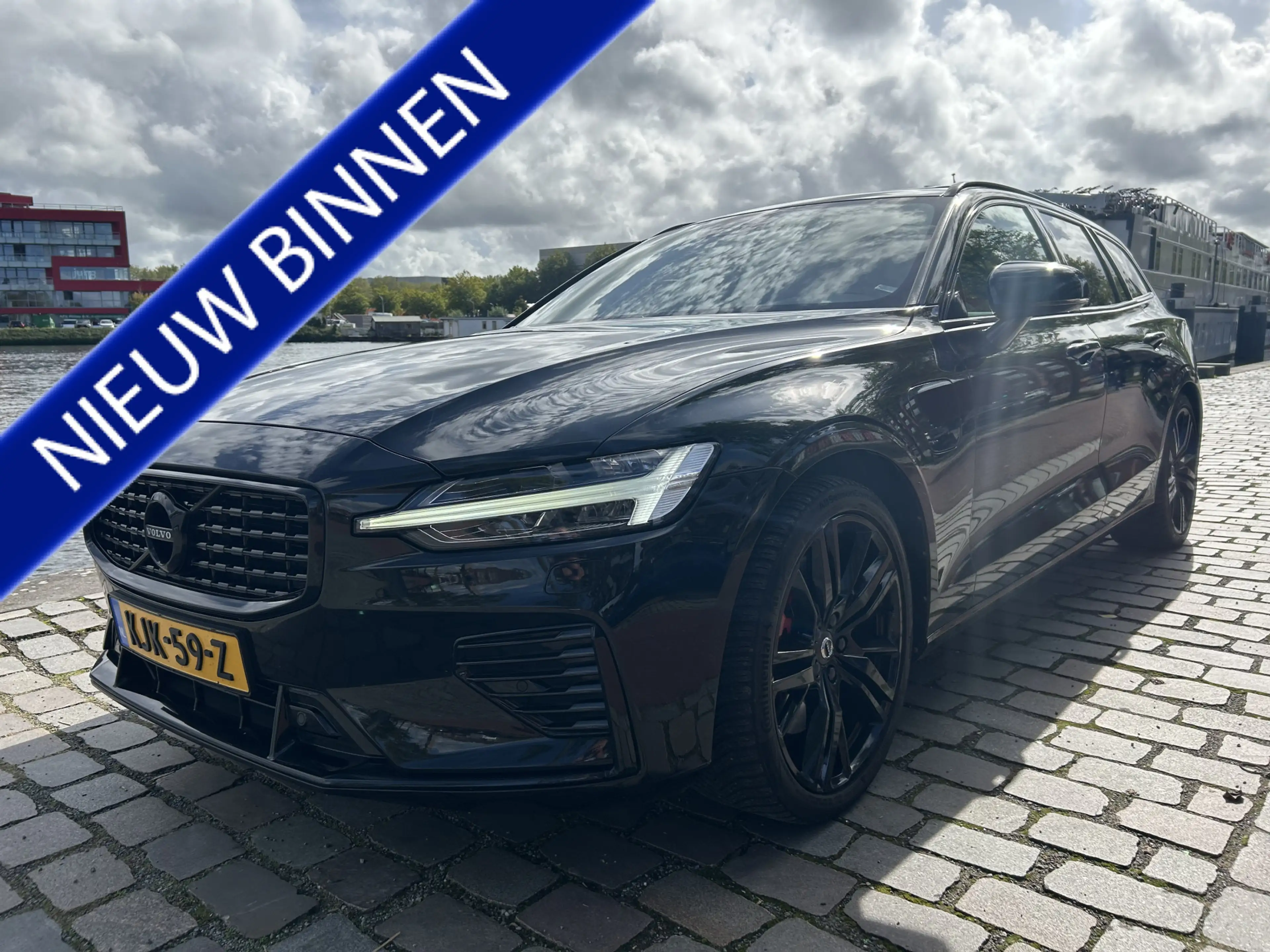 Volvo V60 2.0 T8 Twin Engine AWD R-Design Black Edition 390
