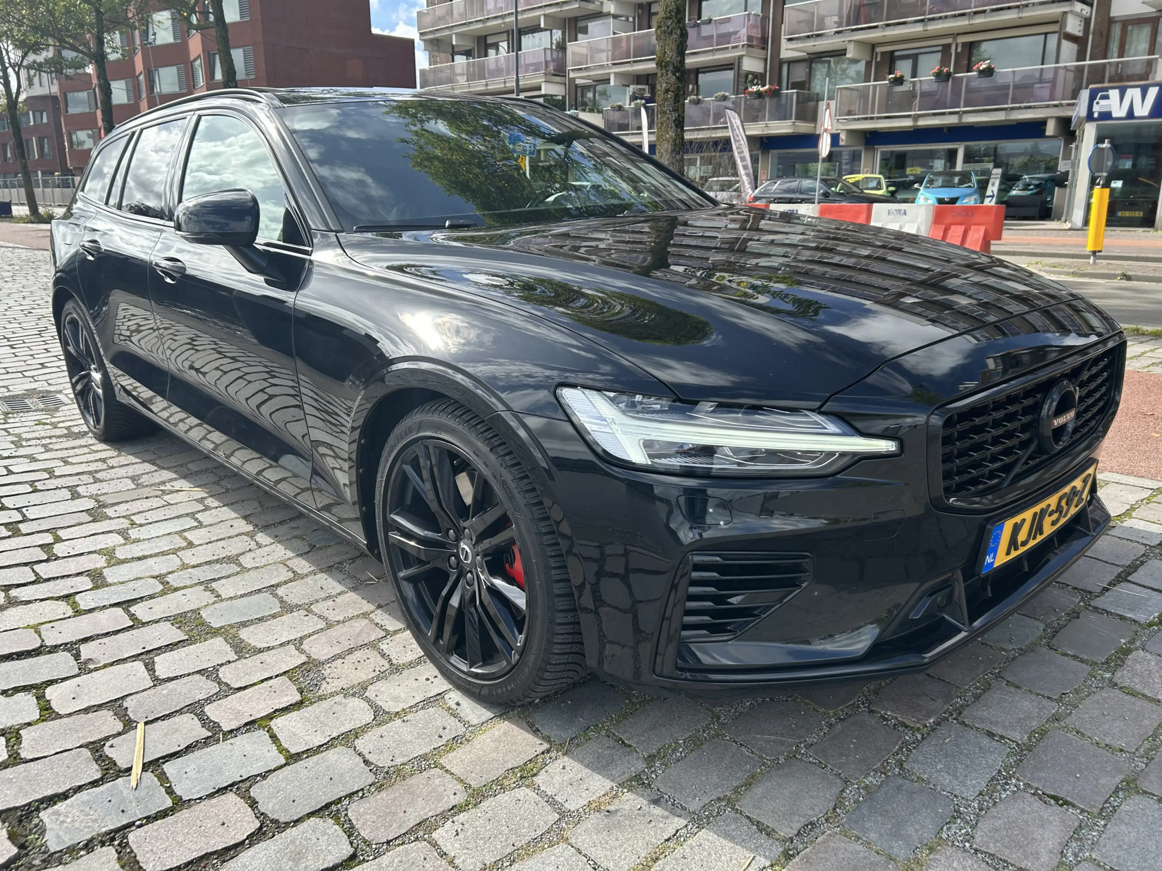 Volvo V60 2.0 T8 Twin Engine AWD R-Design Black Edition 390 — photo 4
