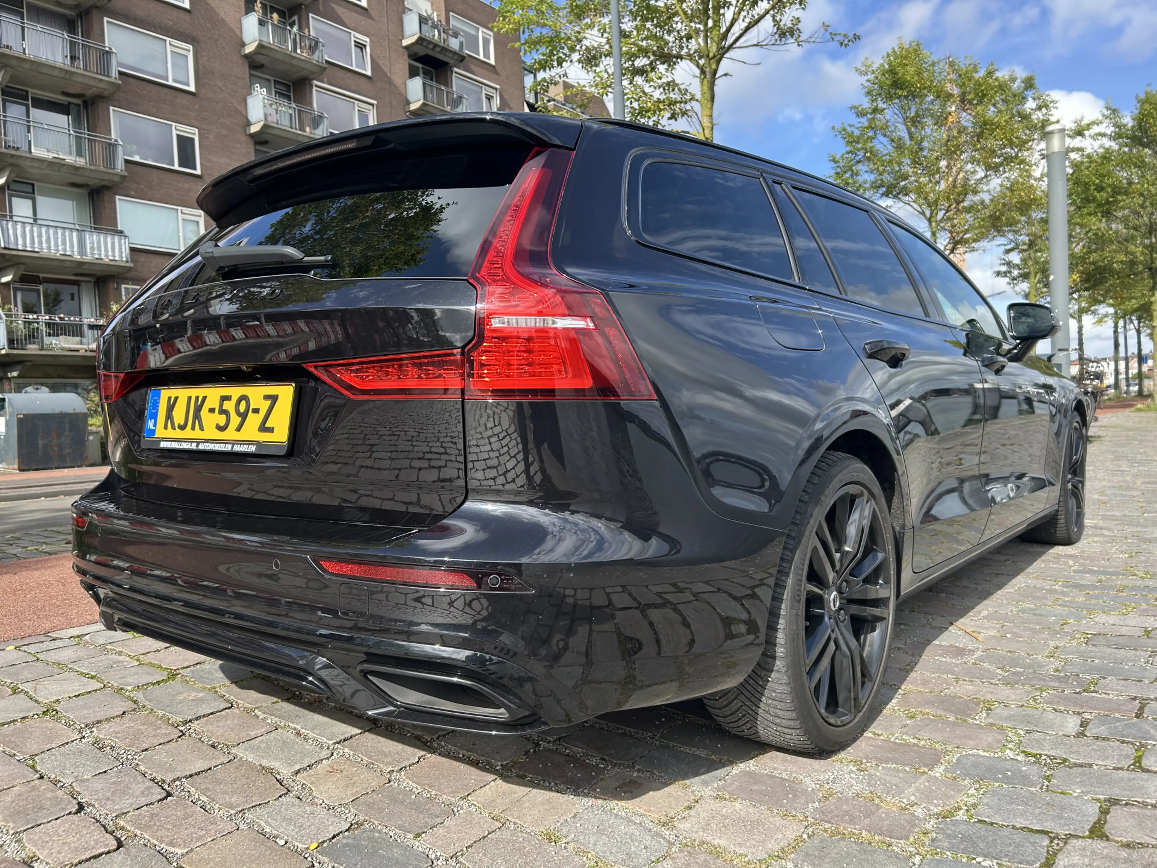 Volvo V60 2.0 T8 Twin Engine AWD R-Design Black Edition 390 — photo 2