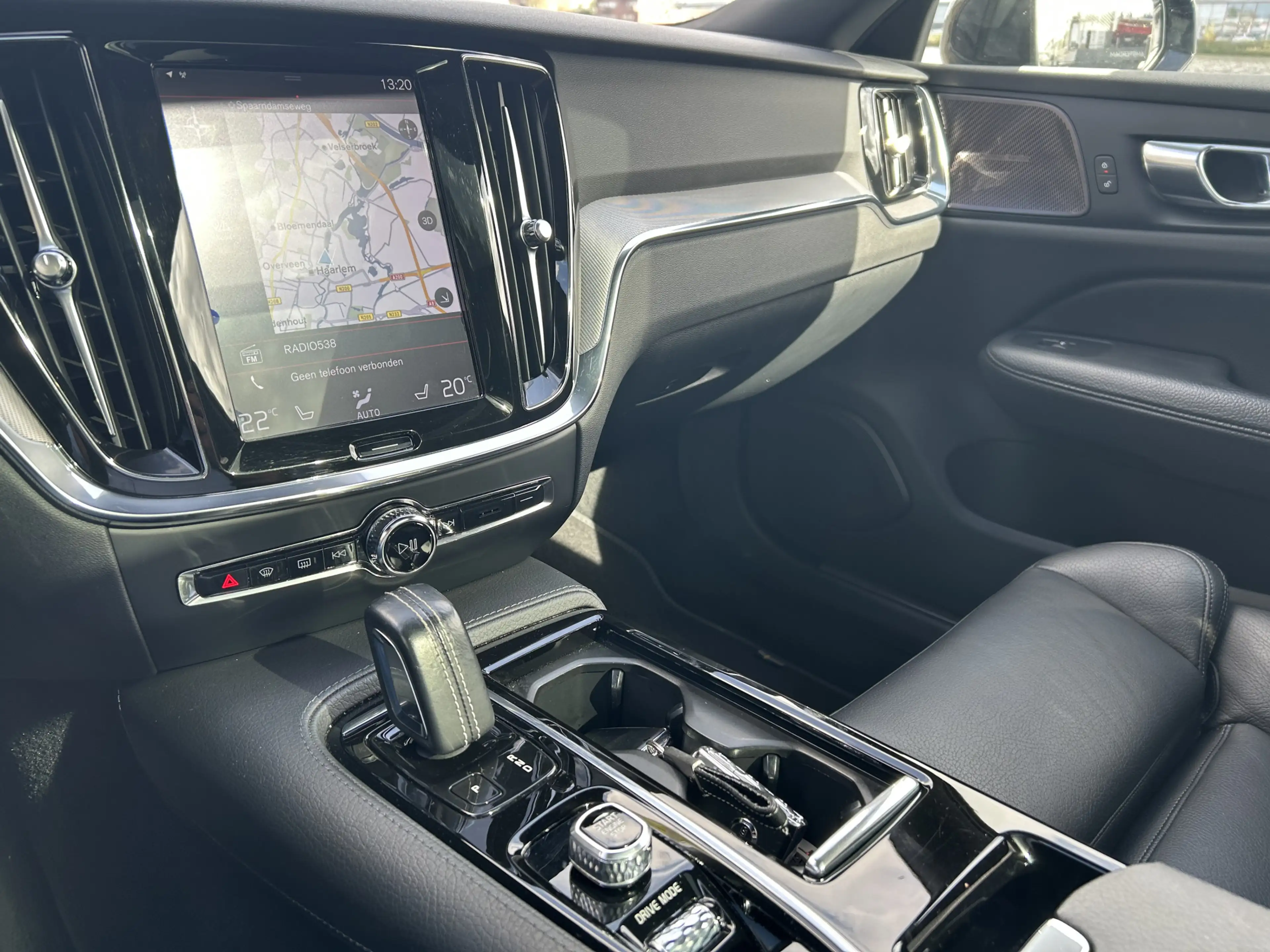 Volvo V60 2.0 T8 Twin Engine AWD R-Design Black Edition 390 — photo 10