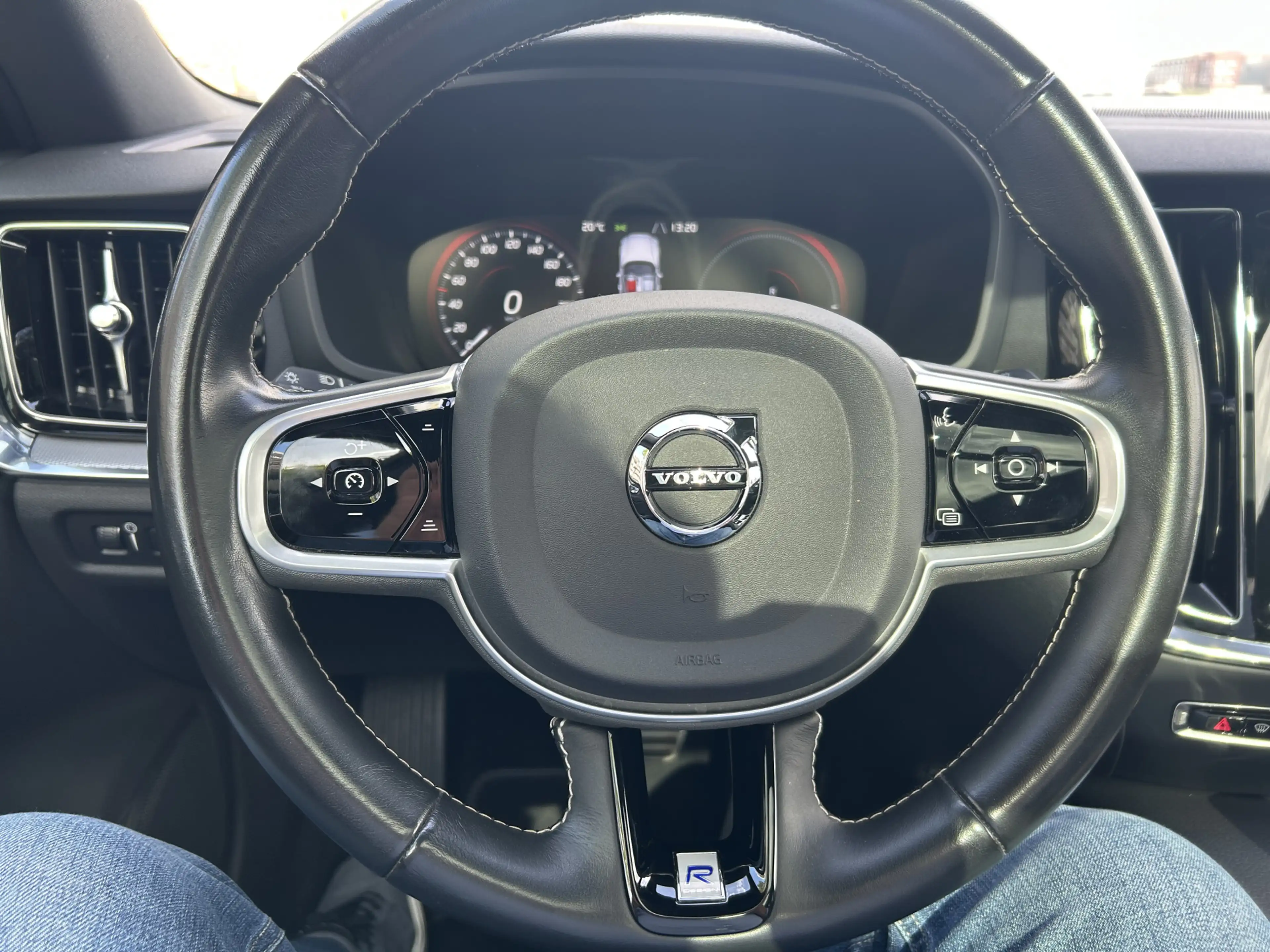 Volvo V60 2.0 T8 Twin Engine AWD R-Design Black Edition 390 — photo 13