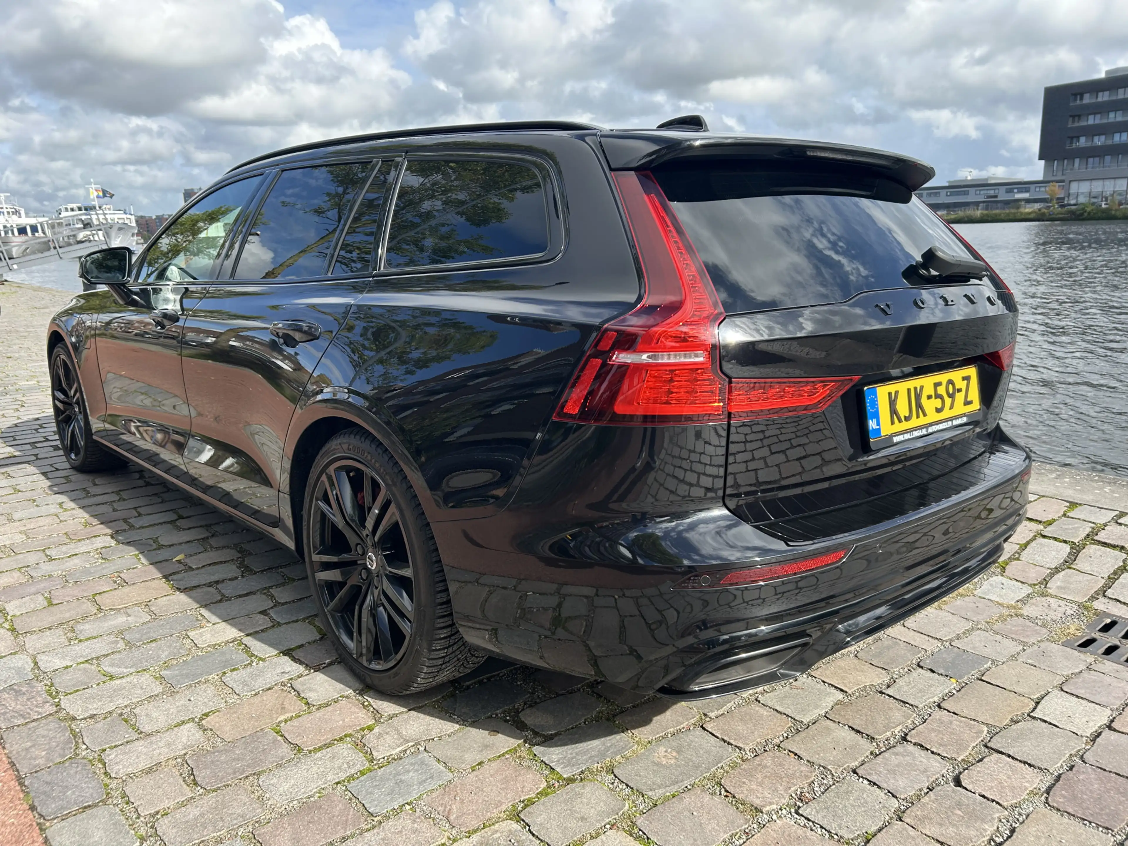 Volvo V60 2.0 T8 Twin Engine AWD R-Design Black Edition 390 — photo 5