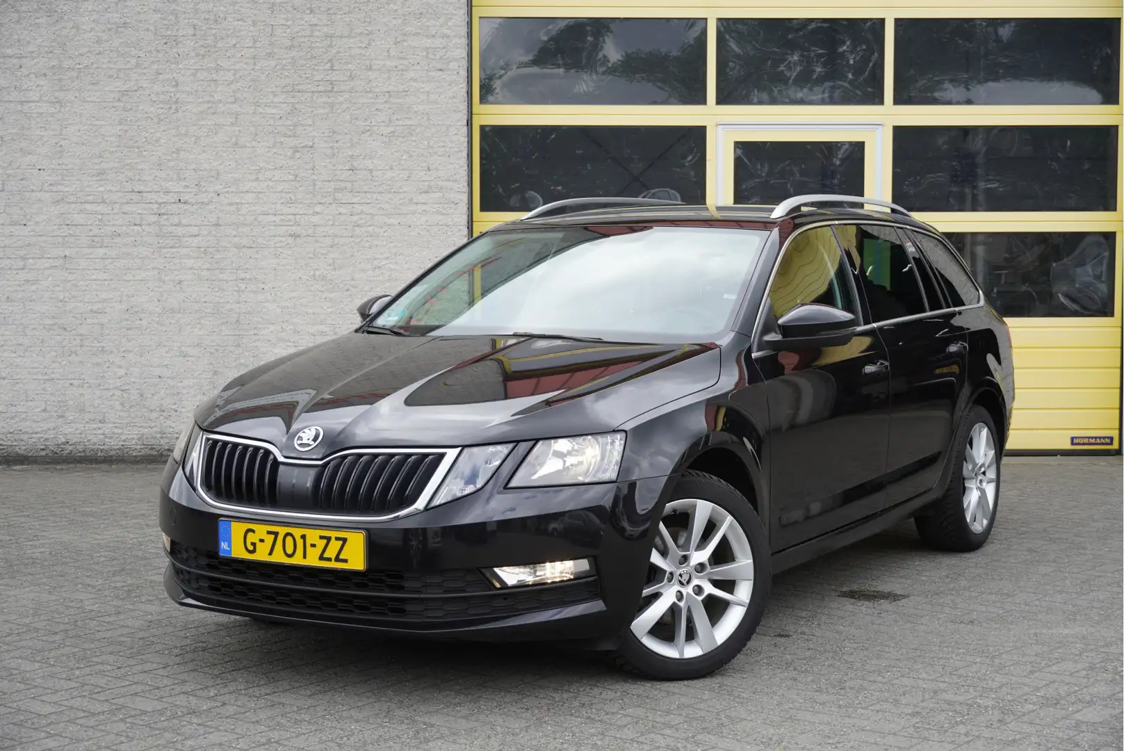 Skoda Octavia Combi 1.5 TSI 150PK! Automaat Business Edition BJ2 Zwart - 1