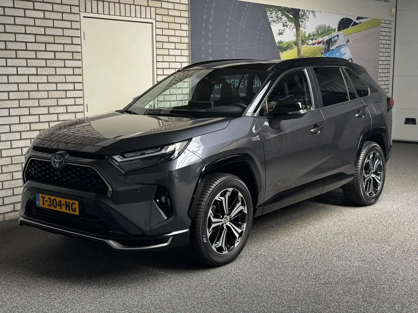 Toyota RAV 4 2.5 Plug-in Hybrid AWD Bi-Tone Plus automaat Grijs - 2