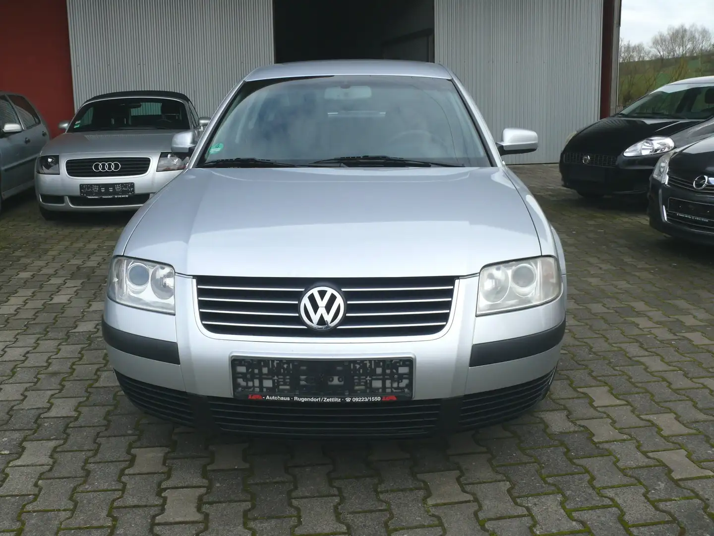 Volkswagen Passat Basis Klima Anhängerkupplung. Silber - 2