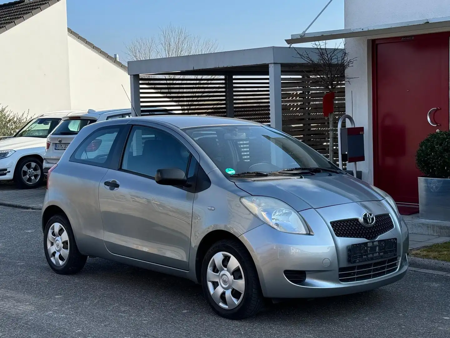 Toyota Yaris 1.0 VVT-i Cool, Schöner Zustand! TÜV,Rentner Silber - 1